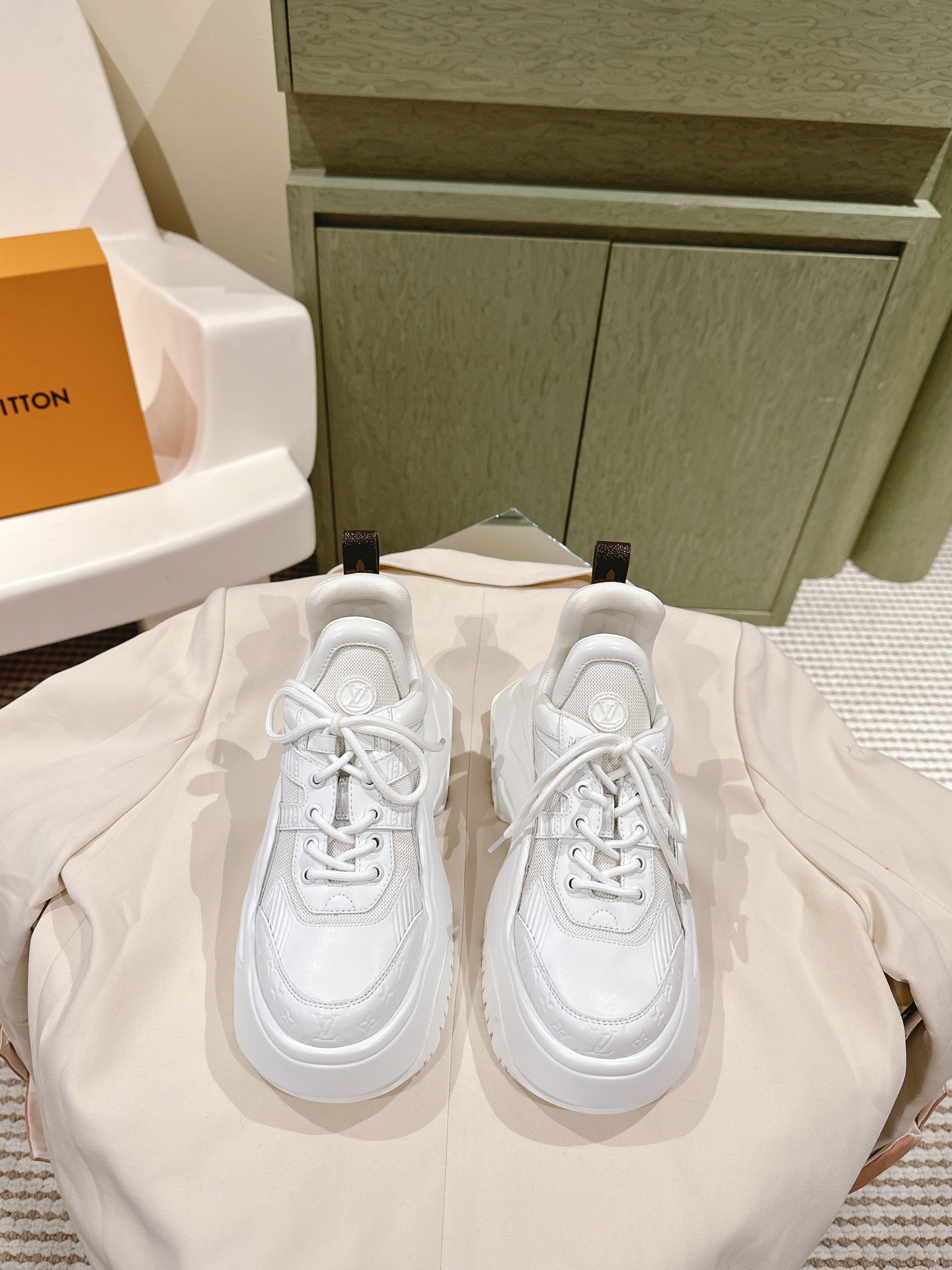 NO:497891,| 4 LV Cruise Women's Shoes Archlight 2.0 catwalk women's shoes, full of futuristic and technological design. Don't be fooled by its silhouette appearance, increase the height by 8 cm!  It’s important to say three times that it’s not heavy, not heavy, not heavy, and it’s unexpectedly comfortable to wear!  Super thin legs!  Upper material mesh, cowhit leather, and technological fabric combined with sole material high density foam + rubber combination Size35-40, dad shoes, louis vuitton, cowhide19860909| 4   LV Cruise女鞋 Archlight2.0 走秀款女鞋,充满未来感和科技感的设计 不要被它的廓形的外表骗了,增高8厘米！ 并不沉并不沉并不沉重要的事情说三遍 上脚意外的舒适好穿！超显腿瘦！ 鞋面材质网面、牛皮革、科技面料 结合 鞋底材质高密度发泡+橡胶组合 Size35-40,老爹鞋,louis vuitton,cowhide,Women's Shoes