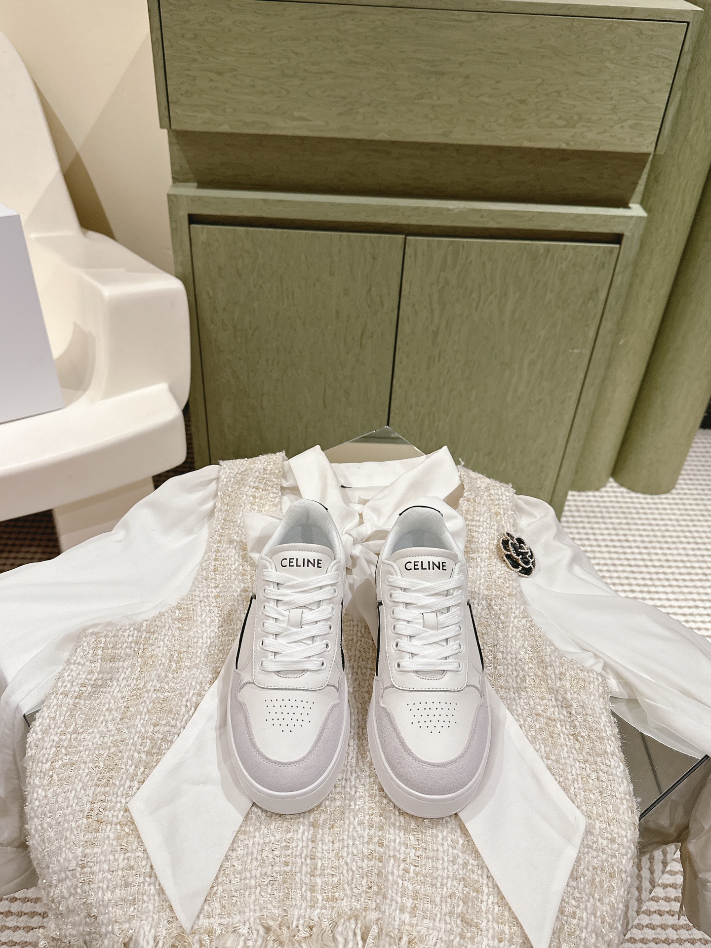 NO:616595,Thin-soled Men's Size 10 | 4 Couple Style Celine's new couple's white shoes. After Celine panda shoes p became the favorite of many boys!  The new color matching version is hotly launched. The overall design is simple and classic color matching. The kind that can be seen with your eyes closed. CELINE HOMME CELINE's new TRAINER series, in addition to the classic black and white color matching, the blue and red color matching is even more unique!  Song Weilong, Mika, Wu Yuheng, and Ding Yuxi freely present their individual outfits and interpret street pace. The iconic CELINE LOGO embossed straps are paired with vibrant colors. Xu Weizhou and Liang Jingkang perform freely, setting the dynamic rhythm. Size Women's 35-40 Men's 39-44M, casual shoes/sports shoes, celine, sneakers19860909薄底男码10  | 4 情侣款 思琳新款情侣小白鞋 继Celine熊猫鞋p成为很多男生的最爱之后！火爆推出新的配色版型整体设计简约和经典配色 可以闭眼入的那种CELINE HOMME CELINE全新TRAINER系列除经典黑白配色,蓝红配色更加绝绝子！ 宋威龙、米卡、吴宇恒、丁禹兮率性呈现个性穿搭, 诠释街头步调 标志性CELINE LOGO压纹绑带搭配活力色彩 许魏洲、梁靖康自在演绎,定格活力韵律 Size女码35-40 男码39-44M,休闲鞋/运动鞋,celine,sneakers,Women's Shoes