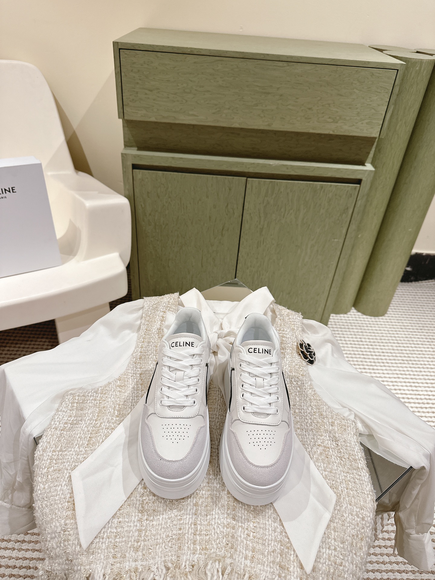 NO:616594,Thick-soled Men's Size 10 | 4 Couple Style Celine's new couple's white shoes. After Celine panda shoes p became the favorite of many boys!  The new color matching version is hotly launched. The overall design is simple and classic color matching. The kind that can be seen with your eyes closed. CELINE HOMME CELINE's new TRAINER series, in addition to the classic black and white color matching, the blue and red color matching is even more unique!  Song Weilong, Mika, Wu Yuheng, and Ding Yuxi freely present their individual outfits and interpret street pace. The iconic CELINE LOGO embossed straps are paired with vibrant colors. Xu Weizhou and Liang Jingkang perform freely, setting the dynamic rhythm. Size Women's 35-40 Men's 39-44M, casual shoes/sports shoes, celine, sneakers19860909厚底男码10  | 4 情侣款 思琳新款情侣小白鞋 继Celine熊猫鞋p成为很多男生的最爱之后！火爆推出新的配色版型整体设计简约和经典配色 可以闭眼入的那种CELINE HOMME CELINE全新TRAINER系列除经典黑白配色,蓝红配色更加绝绝子！ 宋威龙、米卡、吴宇恒、丁禹兮率性呈现个性穿搭, 诠释街头步调 标志性CELINE LOGO压纹绑带搭配活力色彩 许魏洲、梁靖康自在演绎,定格活力韵律 Size女码35-40 男码39-44M,休闲鞋/运动鞋,celine,sneakers,Women's Shoes