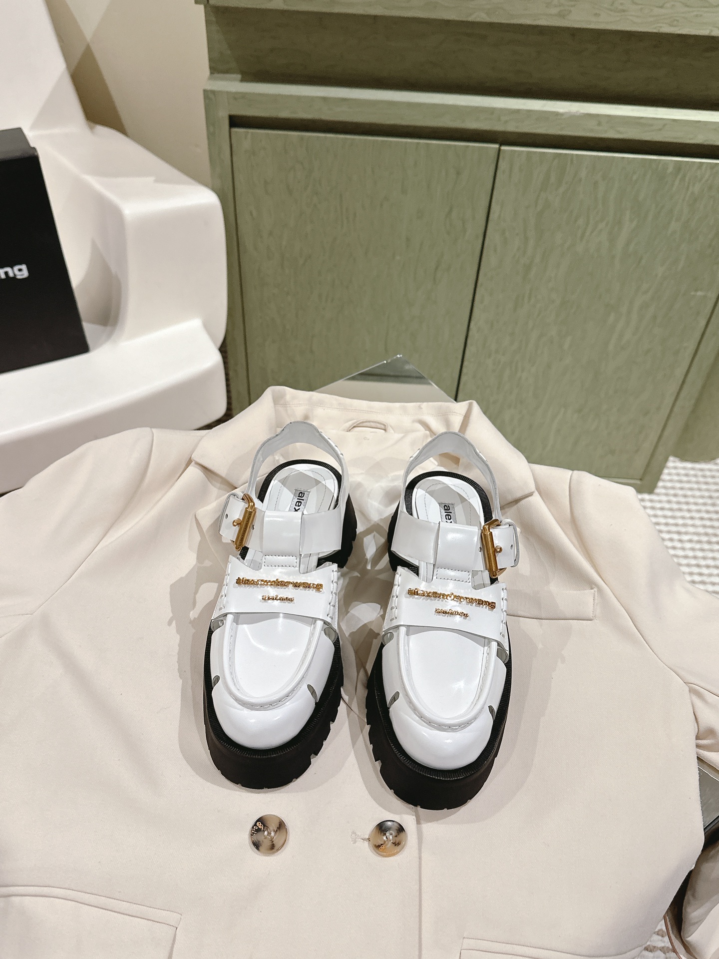 NO:495992,Single Shoes | 4 Alexanderwang Dawang's new early spring products. Dawang's series is simply cool, especially the hollow design is eye-catching!  Glossy cowhide with gold hardware accessories presents exquisite details and full texture!  The sole is rubber high-density hair running, with a certain weight, full foot feeling size 35-4140 41 customized, full set of counter synchronous gift box packaging!  , boots loafers, alexander wang,loafers,boots,cowhide19860909单鞋 | 4  alexanderwang大王早春新品 大王这系列简直帅炸了特别是镂空的设计让人眼前一亮！光面牛皮搭配金色五金配件,呈现精致细节,质感拉满！鞋底是橡胶高密度发跑,有一定重量,脚感满分 size 35-4140 41定制 全套专柜同步礼盒包装！,靴子乐福鞋,alexander wang,loafers,boots,cowhide,Women's Shoes