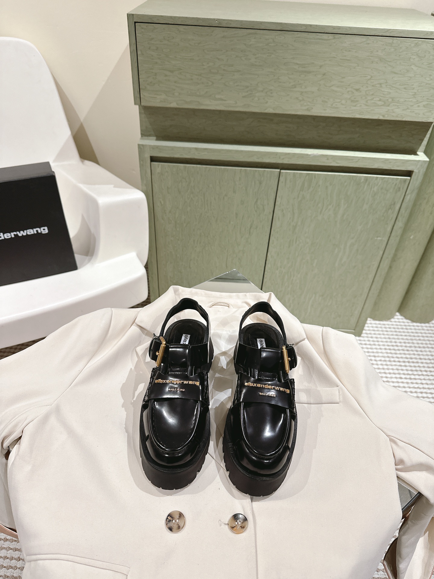 NO:495997,Belt | 4 Alexanderwang's new early spring products. The series of Dawang is so cool, especially the hollow design is eye-catching!  Glossy cowhide with gold hardware accessories presents exquisite details and full texture!  The sole is rubber high-density hair running, with a certain weight, full foot feeling size 35-4140 41 customized, full set of counter synchronous gift box packaging!  , boots loafers, alexander wang,loafers,boots,cowhide19860909一带 | 4  alexanderwang大王早春新品 大王这系列简直帅炸了特别是镂空的设计让人眼前一亮！光面牛皮搭配金色五金配件,呈现精致细节,质感拉满！鞋底是橡胶高密度发跑,有一定重量,脚感满分 size 35-4140 41定制 全套专柜同步礼盒包装！,靴子乐福鞋,alexander wang,loafers,boots,cowhide,Women's Shoes