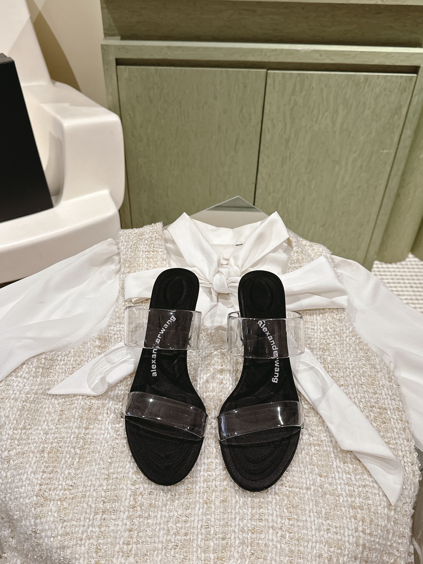 NO:495980,Film-side silk surface A*lexander~ Wang Alexander ·Wang | 4 vs. The latest hot spring and summer sandals series, major internet celebrities are showing!  The latest model is synchronized on the official website, the highest version of the counter market exclusive original single packaging, original single silk iron diamond, you must have a pair of king sandals in spring and summer... Upper: Silk Australian Diamond LOGUO craft original mold opening silver buckle film Outsole: Original leather outsole Heel height: 8.5cm diamond heel/5.5cm silver heel Size: 35-39 (34.40.41 custom-made non-return) Packaging: Original full package, high heels sandals, alexander wang, sandals, high heels, real silk, Leather soles19860909胶片面真丝面 A*lexander~ Wang亚力山大 ·王 | 4 vs春夏季最新爆款凉拖系列,各大网红明星纷纷开秀！ 官网同步最新款,专柜最高版本市场独家原单包装,原单真丝烫钻,春夏季必须拥有一双大王凉鞋…… 鞋面:真丝澳钻LOGUO工艺原版开模银扣胶片 大底:原版真皮大底 跟高:8.5cm钻跟/5.5cm银跟 码数:35-39（34.40.41定制不退换） 包装:原版全套包装,高跟鞋凉鞋,alexander wang,sandals,high heels,real silk,Leather soles,Women's Shoes