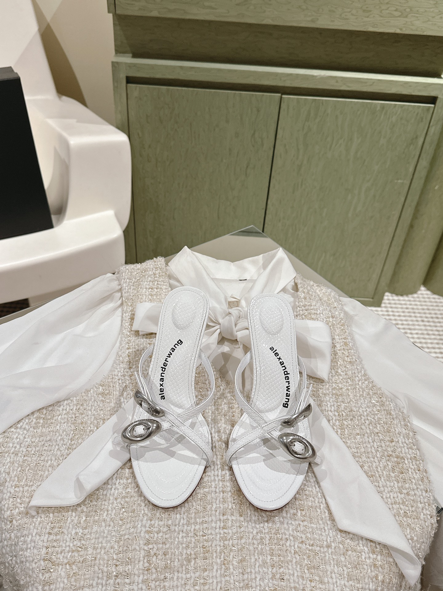 NO:495974,| 4 A*lexander~ Wang Alexander ·Wang vs. The latest hot spring and summer sandals series, major internet celebrities are showing!  The latest model is synchronized on the official website, the highest version of the counter market exclusive original single packaging, original single silk iron diamond, you must have a pair of king sandals in spring and summer... Upper: Silk Australian Diamond LOGUO craft original mold opening silver buckle film Outsole: Original leather outsole Heel height: 8.5cm Size: 35-39 (34.40.41 custom-made without return) Packaging: Original full package, high heels sandals, alexander wang, sandals, high heels, real silk, Leather soles19860909| 4  A*lexander~ Wang亚力山大 ·王vs春夏季最新爆款凉拖系列,各大网红明星纷纷开秀！ 官网同步最新款,专柜最高版本市场独家原单包装,原单真丝烫钻,春夏季必须拥有一双大王凉鞋…… 鞋面:真丝澳钻LOGUO工艺原版开模银扣胶片 大底:原版真皮大底 跟高:8.5cm 码数:35-39（34.40.41定制不退换） 包装:原版全套包装,高跟鞋凉鞋,alexander wang,sandals,high heels,real silk,Leather soles,Women's Shoes