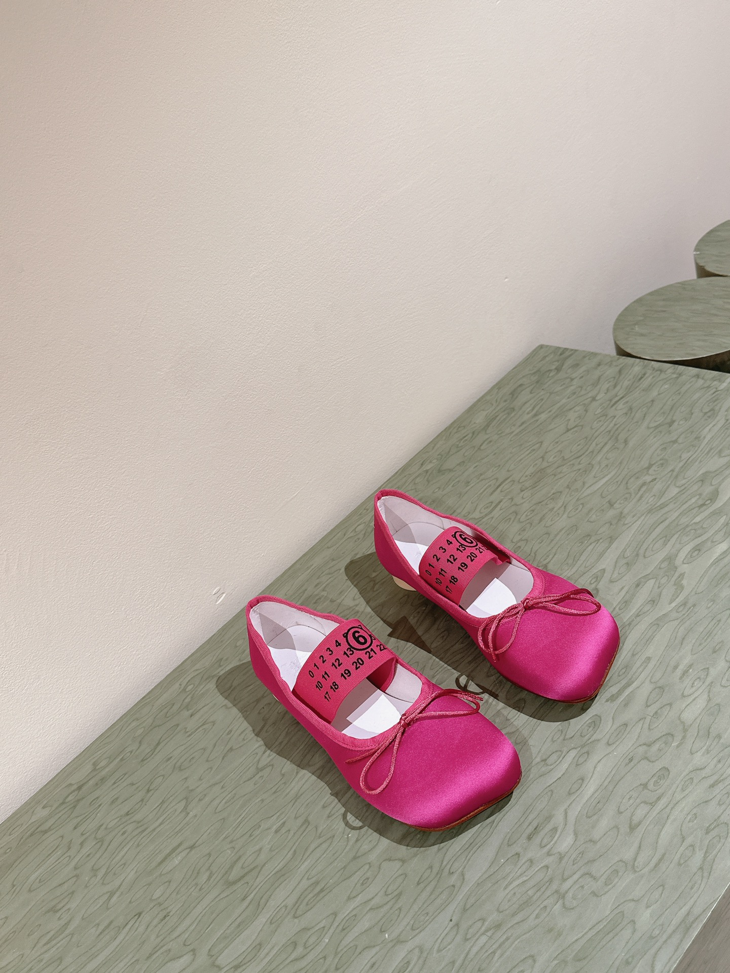 马吉拉专柜同步最新单鞋大热时尚风弹力织带私印系列！Mm6MaisonMargiela的实验性从功能主义的