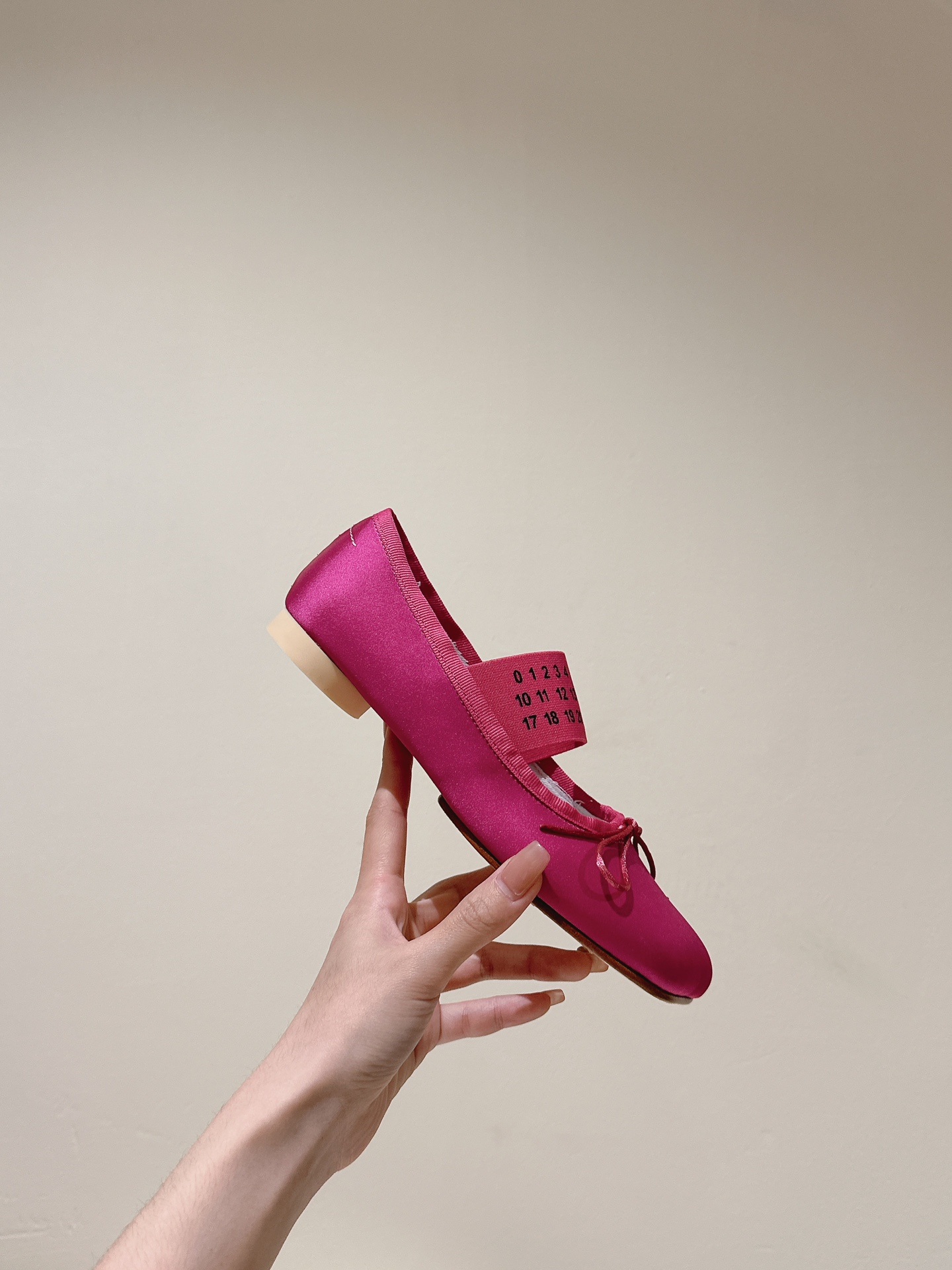 马吉拉专柜同步最新单鞋大热时尚风弹力织带私印系列！Mm6MaisonMargiela的实验性从功能主义的