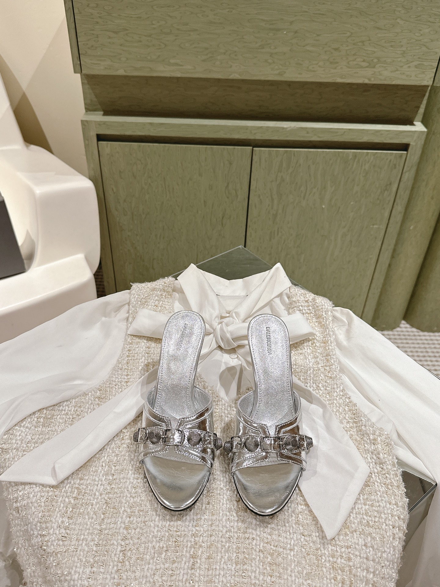 NO:488194,| 4 upgraded version BALENCA*A new hardware diamond buckle single shoe series!  This shoe is a lady pointed-toe single shoe with beautiful and versatile foot. INS hottest version. The original version is purchased and molded, customized upper, original cowhide private film, customized diamond buckle hardware buckle, all materials are consistent with the original craftsmanship, full texture, Italian leather outsole, heel height, flat sole/8.5cm size, women 34-41 34 40 41 Customized, full set of counters simultaneously packaging!  , high heels sandals, balenciaga, balenciaga, sandals, high heels, cowhide, Leather soles19860909| 4  升级版 巴黎世家 BALENCA*A 新款五金钻扣单鞋系列！这款鞋型是淑女尖头单鞋上脚美爆又百搭 INS爆款 原版购入开模,定制鞋面原版牛皮私膜定制钻扣五金扣, 所有的材质与工艺原版一致 质感满满 意大利真皮大底 跟高 平底/8.5cm size女34-41 34 40 41定制 全套专柜同步包装！,高跟鞋凉鞋,balenciaga,balenciaga,sandals,high heels,cowhide,Leather soles,Women's Shoes