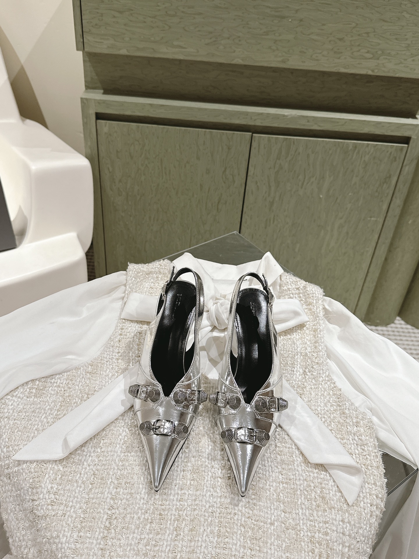 NO:488201,Rear belt | 4 upgraded version BALENCA*A new hardware diamond buckle single shoe series!  This shoe is a lady pointed-toe single shoe with beautiful and versatile foot. INS hottest version. The original version is purchased and molded, customized upper, original cowhide private film, customized diamond buckle hardware buckle, all materials are consistent with the original craftsmanship, full texture, Italian leather outsole, heel height, flat sole/8.5cm size, women 34-41 34 40 41 Customized, full set of counters simultaneously packaging!  , high heels sandals, balenciaga, balenciaga, sandals, high heels, cowhide, Leather soles19860909后带 | 4  升级版 巴黎世家 BALENCA*A 新款五金钻扣单鞋系列！这款鞋型是淑女尖头单鞋上脚美爆又百搭 INS爆款 原版购入开模,定制鞋面原版牛皮私膜定制钻扣五金扣, 所有的材质与工艺原版一致 质感满满 意大利真皮大底 跟高 平底/8.5cm size女34-41 34 40 41定制 全套专柜同步包装！,高跟鞋凉鞋,balenciaga,balenciaga,sandals,high heels,cowhide,Leather soles,Women's Shoes