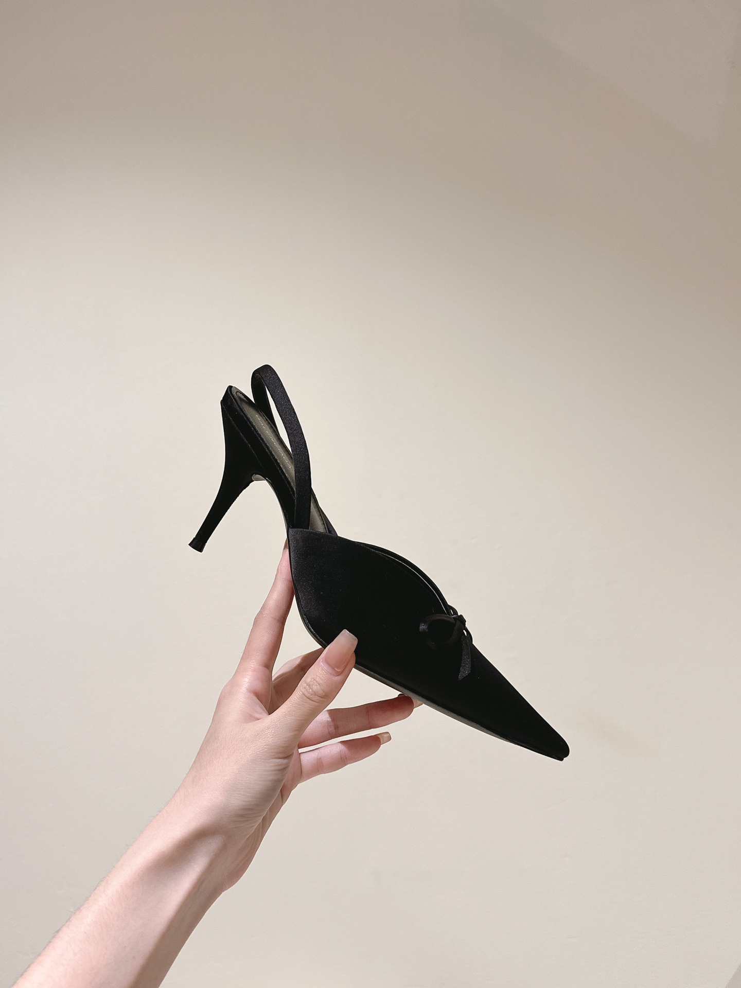 升级版巴黎世家BALENCA*A新款真丝单鞋系列！这款鞋型是淑女尖头单鞋上脚美爆又百搭INS爆款原版购入