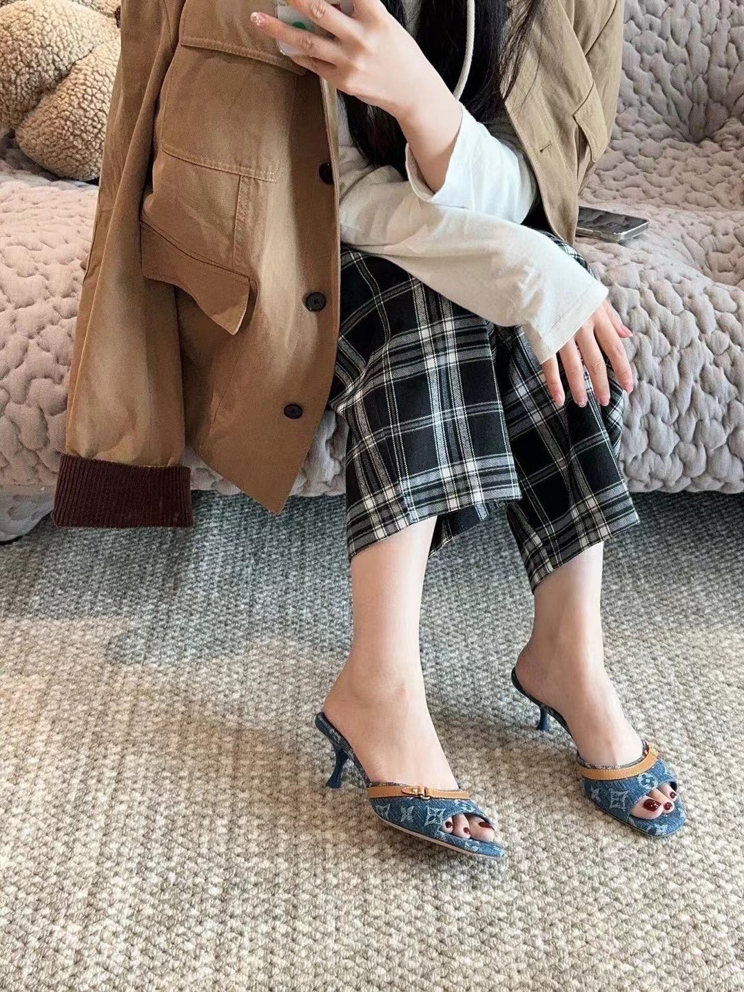 NO:486327,Cabinet sister put on her feet, high heels, slippers19860909柜姐上脚,高跟鞋拖鞋,high heels,slippers,Women's Shoes