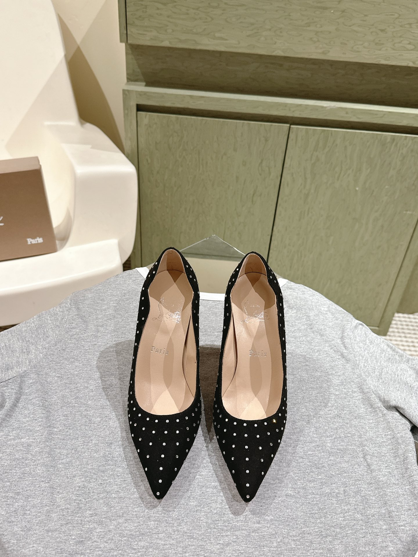 NO:484444,| 4 ChristianLouboutin CL red sole shoes‖ Global limited edition!  Blessings from Las Vegas are inspired by the colorful neon lights in Las Vegas, which is absolutely eye-catching. Classic willow nail inlay is very exquisite. Too beautiful. Too beautiful. High-heeled fashion sandals and peugeot high heels cannot resist at all. Sexy goddess releases invincible femininity. Bright red soles are like the red carpet that the queen steps on when she reaches the top. Her aura is full of moments, no matter in love or workplace, she is very popular and very feminine!  Suitable for all kinds of parties, unbeaten classic, one-to-one mold customization of the whole original, imported fabric, original mold opening, soft sheepskin inner footbed, large sole original consistent leather bottom, heel height 10.5cm, Color black, white, silver, pink, light apricot, dark wine red, grass green 7 colors Size 35-39 (40/41/42/43 custom made without return) standard code, full set of counter synchronous gift box packaging!  , high heels single shoes, christian louboutin, sandals, high heels, sheepskin19860909| 4  ChristianLouboutin路铂廷 CL红底鞋‖ 全球限量！来自拉斯维加斯的祝福灵感来自拉斯维加斯的炫彩霓虹,绝对吸睛的存在 经典柳钉镶嵌 非常精致 太美了太美了太美了 高跟时装凉鞋 标致性高跟鞋 根本抵抗不了 性感女神 释放无敌女人味 艳丽红底 就像女王登顶时踩着的红毯 分分钟气场全开 不论情场还是职场 一红到底 格外的引人入胜 女人味十足！适合各种聚会 不败的经典 全原版一比一开模定制 面料进口柳钉 原版开模 内里进口柔软绵羊皮内里垫脚 大底原版一致真皮底 跟高10.5cm Color黑 白 银 粉 浅杏 深酒红 草绿7色 Size 35-39（40/41/42/43定做不退换）标准码 全套专柜同步礼盒包装！,高跟鞋单鞋,christian louboutin,sandals,high heels,sheepskin,Women's Shoes