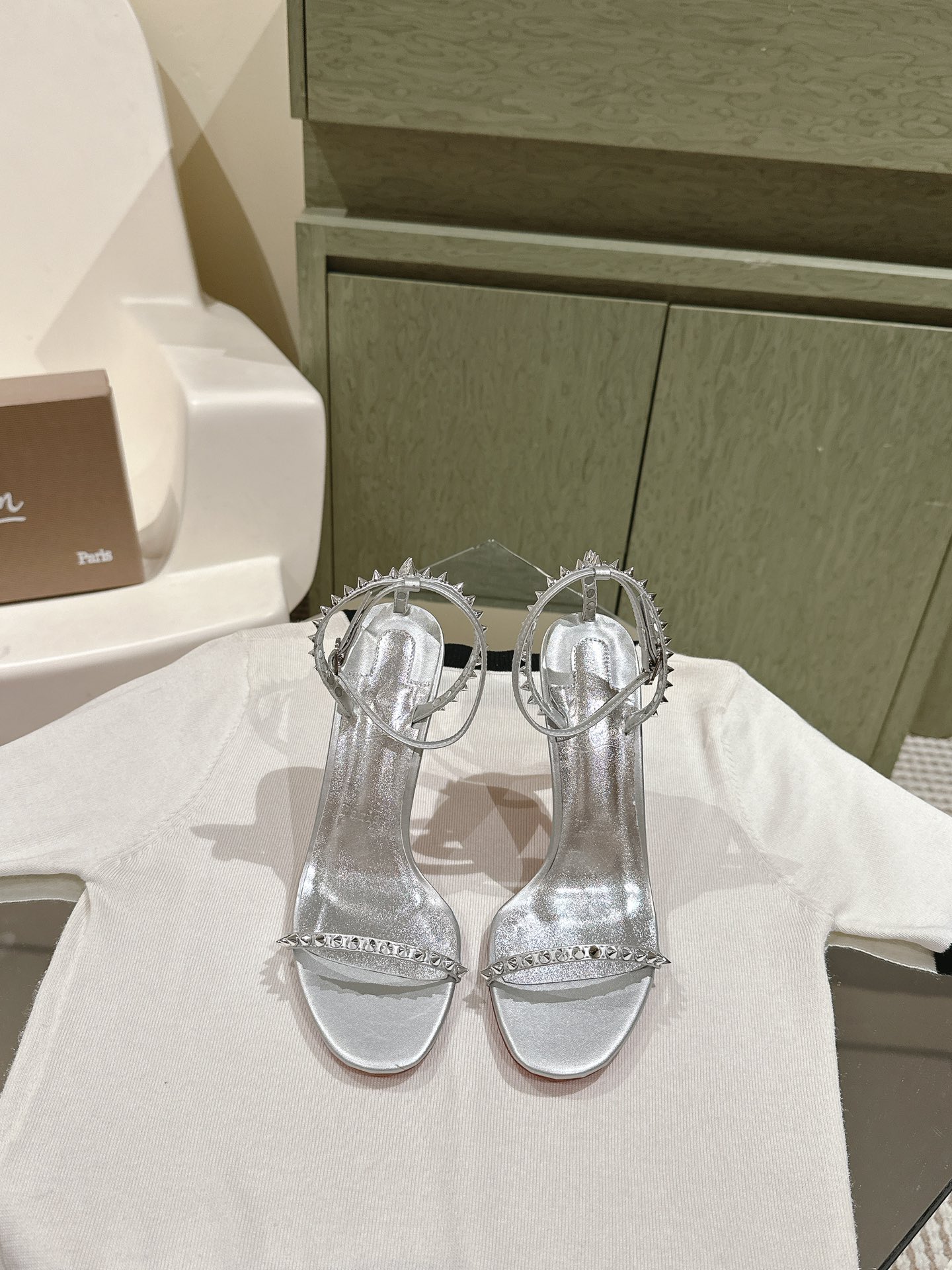 NO:484454,| 4 ChristianLouboutin CL red sole shoes‖ Global limited edition!  Blessings from Las Vegas are inspired by the colorful neon lights in Las Vegas, which is absolutely eye-catching. Classic willow nail inlay is very exquisite. Too beautiful. Too beautiful. High-heeled fashion sandals and peugeot high heels cannot resist at all. Sexy goddess releases invincible femininity. Bright red soles are like the red carpet that the queen steps on when she reaches the top. Her aura is full of moments, no matter in love or workplace, she is very popular and very feminine!  Suitable for all kinds of parties, unbeaten classic, one-to-one mold customization of the whole original, imported fabric, original mold opening, soft sheepskin inner footbed, large sole original consistent leather bottom, heel height 10.5cm, Color black, white, silver, pink, light apricot, dark wine red, grass green 7 colors Size 35-39 (40/41/42/43 custom made without return) standard code, full set of counter synchronous gift box packaging!  ,high heels sandals,christian louboutin,sandals,high heels,sheepskin19860909| 4  ChristianLouboutin路铂廷 CL红底鞋‖ 全球限量！来自拉斯维加斯的祝福灵感来自拉斯维加斯的炫彩霓虹,绝对吸睛的存在 经典柳钉镶嵌 非常精致 太美了太美了太美了 高跟时装凉鞋 标致性高跟鞋 根本抵抗不了 性感女神 释放无敌女人味 艳丽红底 就像女王登顶时踩着的红毯 分分钟气场全开 不论情场还是职场 一红到底 格外的引人入胜 女人味十足！适合各种聚会 不败的经典 全原版一比一开模定制 面料进口柳钉 原版开模 内里进口柔软绵羊皮内里垫脚 大底原版一致真皮底 跟高10.5cm Color黑 白 银 粉 浅杏 深酒红 草绿7色 Size 35-39（40/41/42/43定做不退换）标准码 全套专柜同步礼盒包装！,高跟鞋凉鞋,christian louboutin,sandals,high heels,sheepskin,Women's Shoes