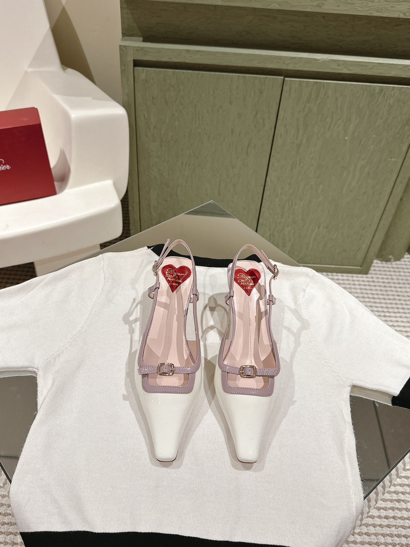 NO:616746,| 25 ¨The new series of shoes in the counter are new ★★★★★ An elegant and fresh model, the latest version is luxurious and refined on the feet, full of high-end, and can be worn in commuting style and socialite style. The upper is original and comfortable cow patent leather. The lining: specific water-dyed first-layer sheepskin, foot pad sheepskin. The outsole is original open-molded Italian leather outsole. Shoe size: 35-39 (40 customizations are not returnable). Delivery is luxurious and the latest counter is packaged simultaneously.  Heel height 4.5CM, sandals, sandals, sheepskin, Leather soles19860909| 25   ¨专柜新款单鞋系列上新 ★★★★★ 气质优雅小清新的一款,最新版型上脚奢华精致,高级感满满,通勤风名媛风都妥妥驾驭 鞋面原版舒适牛漆皮 内里: 特定水染头层羊皮,垫脚羊皮 大底原版开模意大利真皮大底 鞋码: 35-39（40定制不退换） 配送豪华最新专柜同步包装 跟高4.5CM,凉鞋,sandals,sheepskin,Leather soles,Women's Shoes