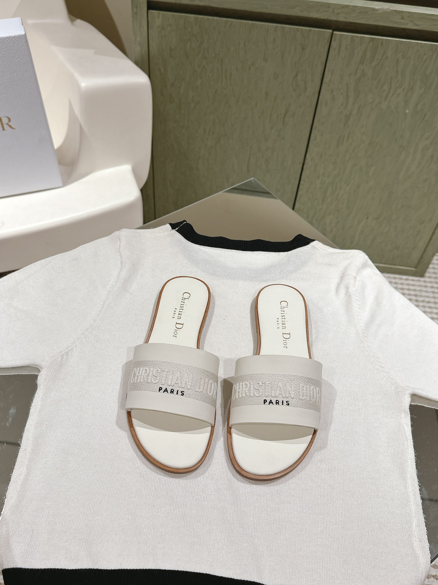 NO:486197,1o Summer capsule series three-dimensional embroidered vacation letter dragging, beautiful new series, original ban developed by the rage weapon, new diamond cabinet color, all available for sale. We all use original ban custom-made ban leather, breathable and soft!  Differentiate market currency!  Material shoe face plate, color, material raw ban high-precision three-dimensional embroidery craft upper foot pad comfortable and breathable top-grade tire cowhide original leather sole Size: 35~39 (40 custom made without return and exchange) Full set of counter synchronous gift box packaging!  ,slippers,cowhide,Leather soles198609091ｏ 夏季胶囊系列立体刺绣度假字母拖 美爆的全新系列,暴走利器原ban开发,钻柜新色全系发售 认准我们垫脚全部采用原ban定制胎牛皮,透气、柔软！区别市场通货！ 材质鞋面对版、对色、对料原ban高精密度立体刺绣工艺鞋面垫脚舒适透气顶级胎牛皮原版真皮大底 Size:35～39（40定做不退换） 全套专柜同步礼盒包装！,拖鞋,slippers,cowhide,Leather soles,Women's Shoes