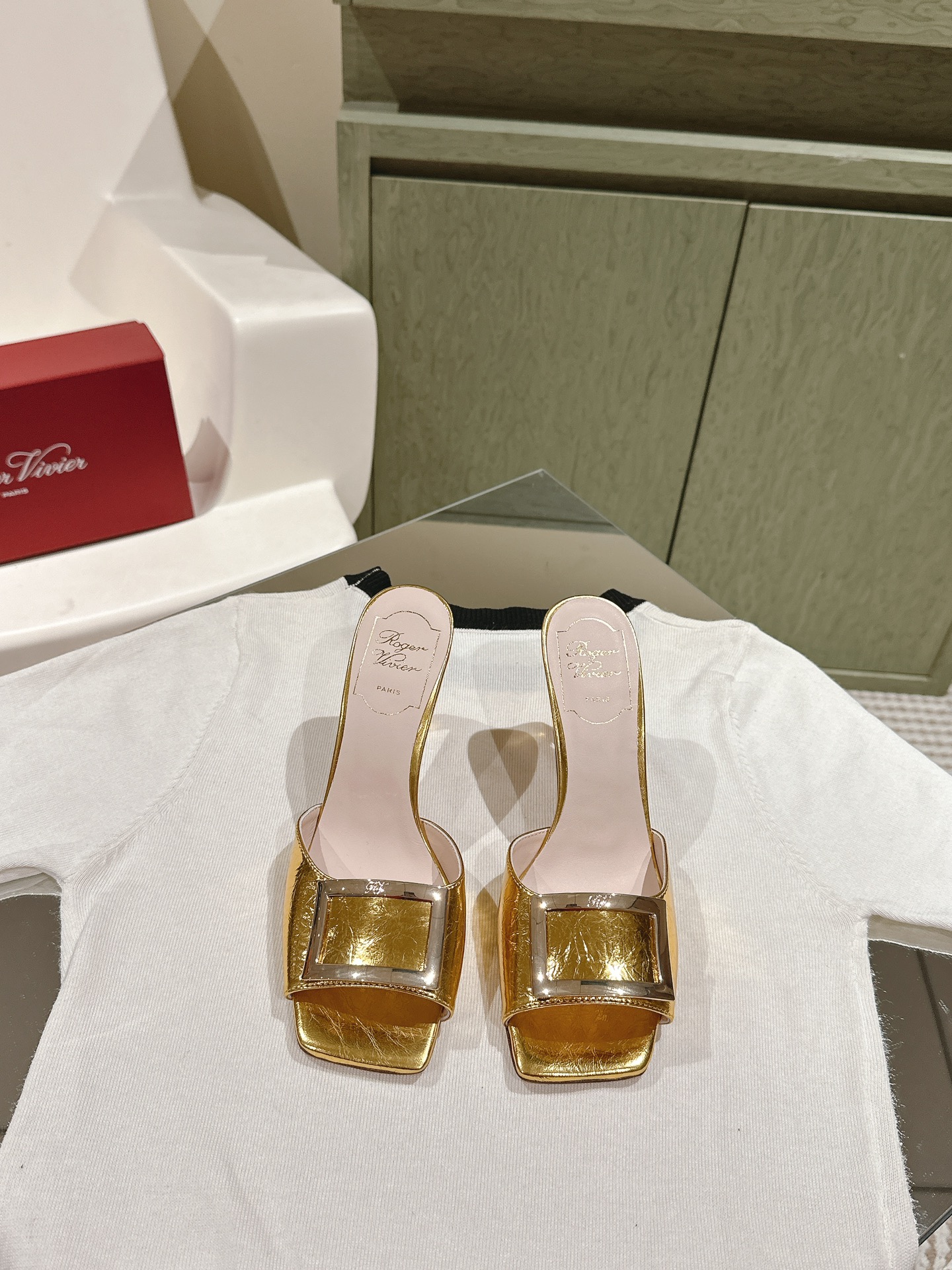 NO:616822,| 4 Purchasing Level' The new series of high-heeled shoes with hardware buckles in the counter are newly released ★★★★★ Original custom calf patent leather upper with original molded hardware buckles. Specific water-dyed hybrid soft sheepskin lining on the inside. Outsole Italian genuine leather. Shoe size: 34-42 (34 40 41 42 customized non-refundable). Heel height 8.5cm. Original counter full set of luxury packaging, high heels and slippers, high  heels,slippers,sheepskin,leather soles19860909| 4 代购级别' 专柜新款五金扣高跟鞋系列上新 ★★★★★ 鞋面原版定制小牛漆皮配原版开模五金扣饰 内里特定水染混种柔软羊皮里 大底意大利真皮大底 鞋码:34-42（34 40 41 42定制不退换） 跟高8.5cm 原版专柜全套豪华包装,高跟鞋拖鞋,high heels,slippers,sheepskin,Leather soles,Women's Shoes