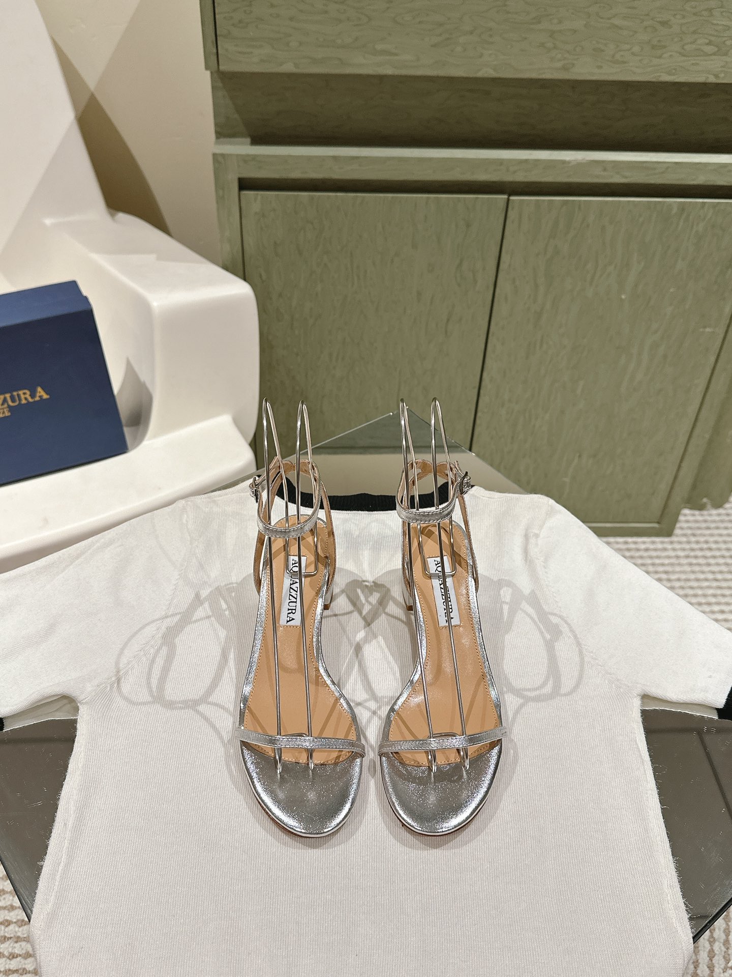 NO:495818,| 4 AQUAZZUR* Pineapple Early Spring Counter New Fairy Fashion Shoes Series, a large number of new products are available for sync with the official website. The entire series can be customized in the Year of the Dragon. The main feature is a hot topic. Major Internet celebrities on the entire network have started to show off, and the beautiful dressing series!  ★★★★★★ Upper Sheepskin Inner Original Customized Soft Sheepskin Italian Leather Outsole Heel Heel Heel Heel 4.5cm Number of 34-42 (34 40 41 42 Customized No Returns and Exchanges) Counter Synchronous Gift Box Packaging!  , high heels sandals, sandals, high heels, sheepskin, Leather soles19860909| 4  AQUAZZUR* 菠萝早春专柜新品仙女时装鞋系列,大量上新同步官网全系列均可定制龙年主打一个火爆,全网各大网红纷纷开秀,绝美的穿搭系列！ ★★★★★ 鞋面 羊皮 内里 原版定制柔软羊皮 意大利真皮大底 跟高 4.5cm 码数 34-42（34 40 41 42 定制不退换） 专柜同步礼盒包装！,高跟鞋凉鞋,sandals,high heels,sheepskin,Leather soles,Women's Shoes