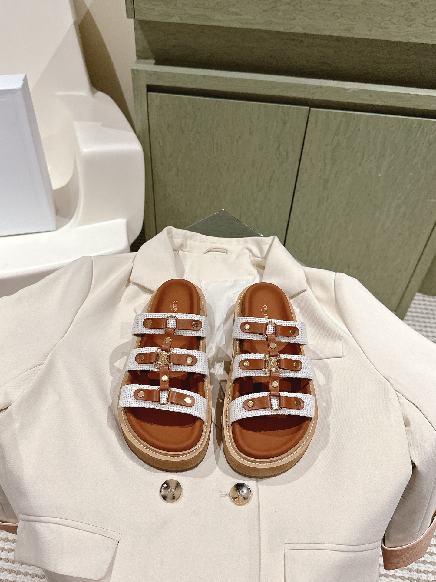 NO:616584,Striped Style | 4 CELI*E Spring and Summer New Arc de Triomphe British Style Flat Bottom Micro Label Sandals and Slippers Series Simple and fashionable, timeless and timeless, it is a classic that will never fade away in the fashion circle. It has a retro British style and extraordinary temperament. It is a must-have item for lazy people to match and increase their height!  Fabric: cowhide/wool, cowhide lining, original outsole, genuine leather stripe, code number 35-40, full set of counter-synchronized gift box packaging!  ,slippers,celine,sandals,slippers,cowhide19860909条纹款 | 4  CELI*E塞琳春夏新款凯旋门英伦风平底微标凉鞋拖鞋系列 简约大气时髦,耐看不过时,是时尚圈永不退潮的经典所在,复古的英伦风格,气质非凡,懒人百搭增高必备款！ 面料牛皮/羊毛 内里牛皮内里 原版大底 真皮沿条 码数35-40 全套专柜同步礼盒包装！,拖鞋,celine,sandals,slippers,cowhide,Women's Shoes