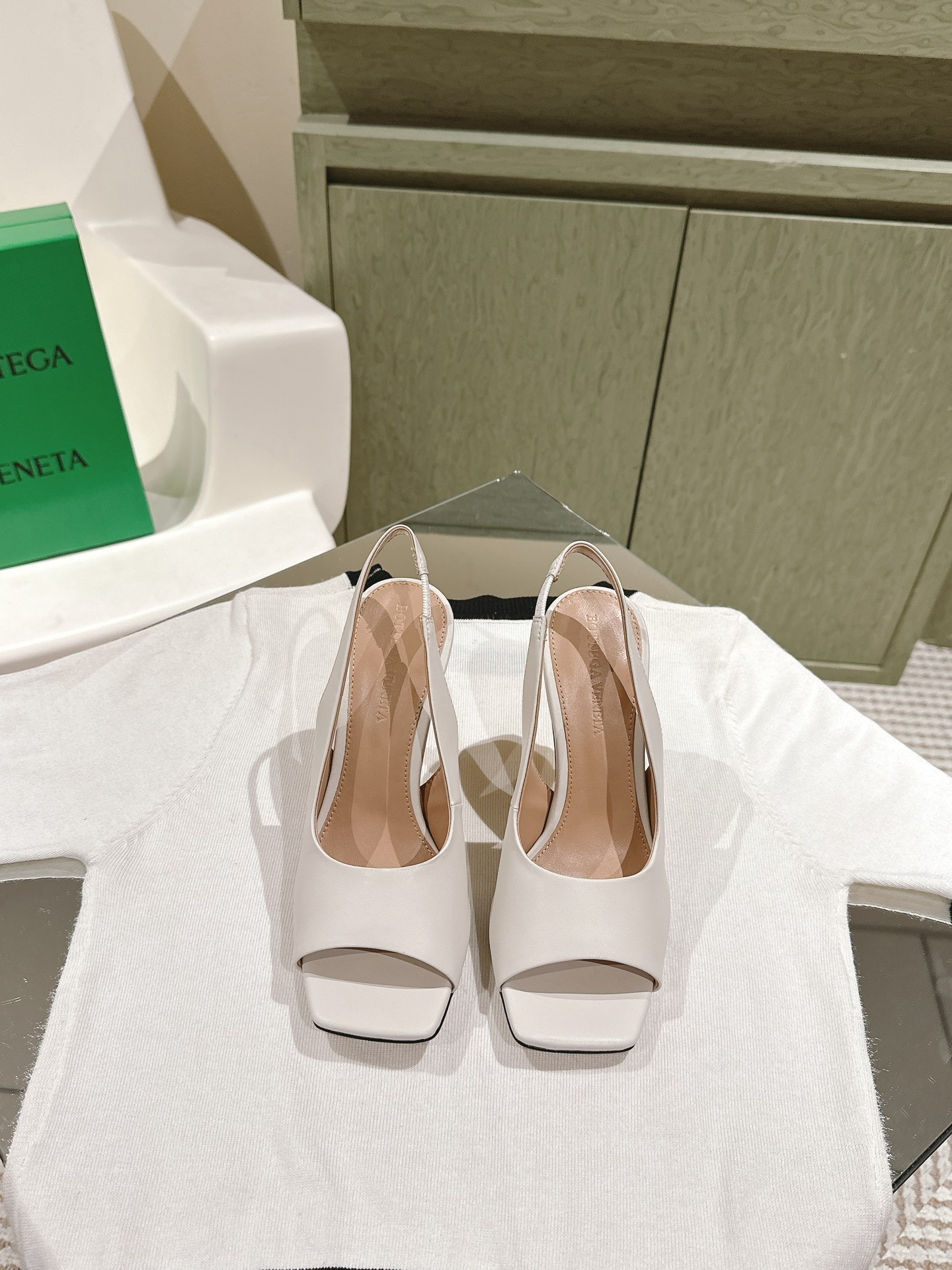 NO:485887,| 4 knot rope heels, strap sandals, BV Knot series metal heels, this square-toed slipper is the latest bv ceiling, metal twist heels are specially used to use special crafts for stability and durability to eliminate psychological shadows, durability and comfort. The fabric is made of high-quality lambskin. The footbed sheepskin inner comfortable and high-end. The outsole is made of Italian leather outsole & injection rubber technology. Light dyeing technology. Benchmark version. The original packaging. The shoe bag uses glue-printing logo technology. The highest end of the market. The toe is made of hot melt glue. The toe is made of easy to rebound and does not deform. High heel series. The gilding process is made of Italian computer needle car. The upper line is made of fine workmanship and original packaging. Three-in-one box. Treat customers sincerely. Size 34-42 (34 40 41 42 customized), high heel sandals, bottega veneta, sandals, high  heels slippers sheepskin Leather soles19860909| 4  结绳跟 条带凉鞋 BV Knot系列金属跟,这款方头拖鞋简直bv最新天花板啦,金属麻花跟 为了稳固耐穿特意采用特殊工艺 消除心理阴影 耐穿舒适 面料选用优质小羊皮 垫脚羊皮内里舒适高端 大底选用意大利真皮大底&注塑橡胶工艺 运用轻染工艺 对标对版 选用原版包装 鞋子布袋采用印胶logo工艺 市场最高端 采用热熔胶定型鞋头 后跟 易回弹不变形 高跟系列 鎏金工艺,鞋面车线选用意大利电脑针车 做工精细选用原版包装 三合一盒子 真心对待客人 码数34- 42 （34 40 41 42定制）,高跟鞋凉鞋,bottega veneta,sandals,high heels,slippers,sheepskin,Leather soles,Women's Shoes