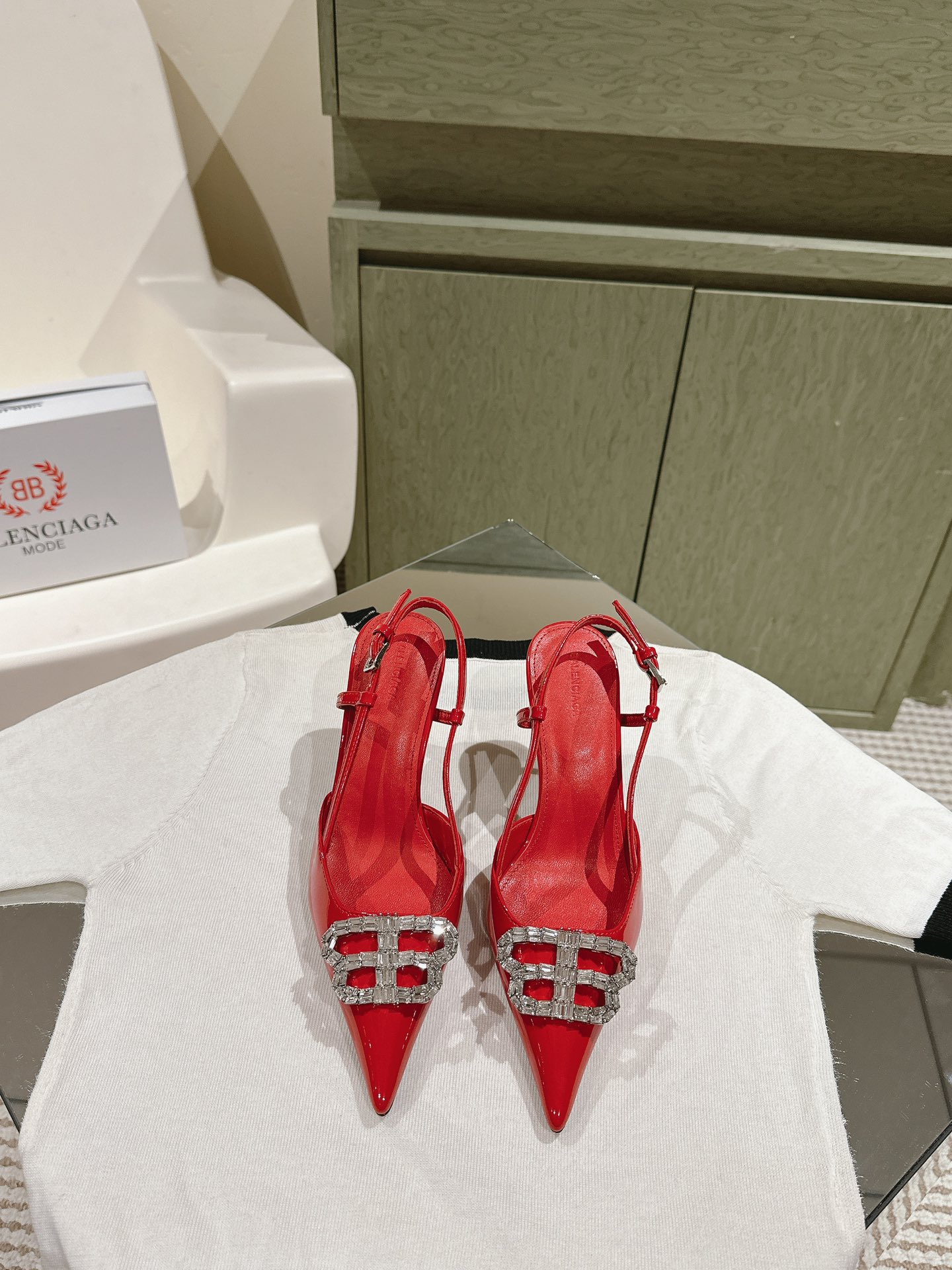 NO:486132,| 4 upgraded version BALENCA*A new patent leather diamond buckle single shoes are available!  This shoe is a lady pointed-toe single shoe with beautiful and versatile foot. INS hottest version. The original version is purchased and molded, customized beef patent leather private film and customized diamond buckle. All materials are consistent with the original craftsmanship. Full texture. Italian leather outsole. Heel height 9.5cm. size. Women's 34-42. 34. 40. 41. 42. Customized. Full set of counters and simultaneous packaging!  , high heels sandals, balenciaga, balenciaga, sandals, high heels, Leather soles19860909| 4  升级版 巴黎世家 BALENCA*A 新款漆皮钻扣单鞋上新！这款鞋型是淑女尖头单鞋上脚美爆又百搭 INS爆款 原版购入开模,定制牛漆皮私膜定制钻扣,所有的材质与工艺原版一致 质感满满 意大利真皮大底 跟高 9.5cm size女34-42 34 40 41 42定制 全套专柜同步包装！,高跟鞋凉鞋,balenciaga,balenciaga,sandals,high heels,Leather soles,Women's Shoes