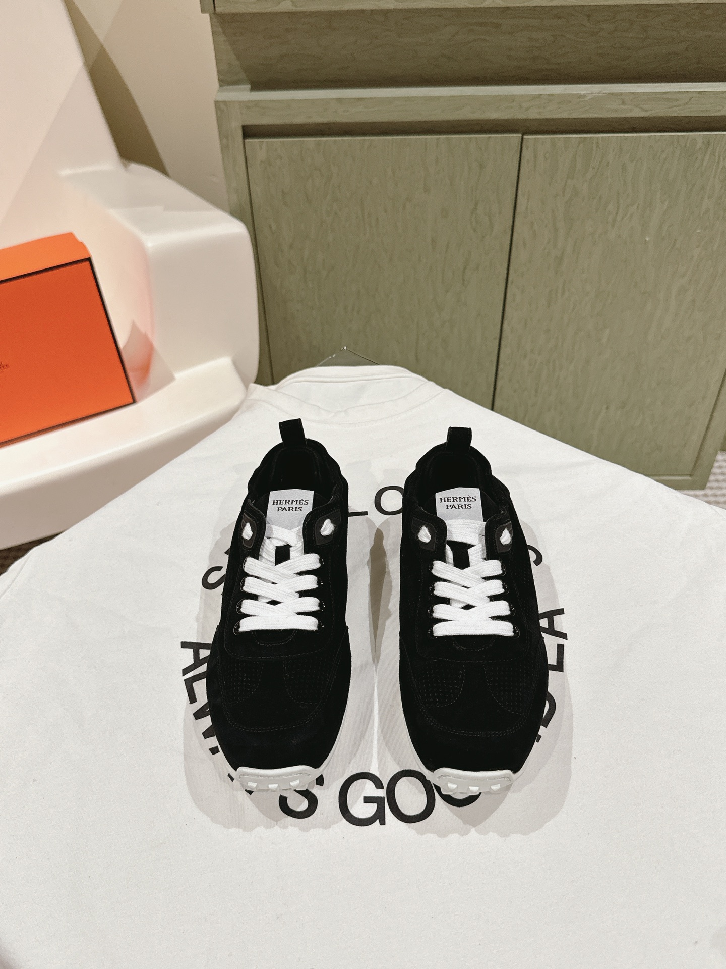 NO:616550,| 4 H Home ss24 new spring and summer sports shoes H Home heros new sports shoes, simple upper cowhide and beef tendon, light, comfortable and breathable!  Full of sportiness!  Top quality, size 35-41, complete set in counter synchronized gift box packaging!  ,casual shoes/sports shoes,sneakers,cowhide19860909| 4  H家 ss24春夏新品运动鞋 H家 heros 运动鞋新品 简约鞋面牛皮牛筋面,轻盈舒适透气！运动感十足！顶级精品size 35-41 全套专柜同步礼盒包装！,休闲鞋/运动鞋,sneakers,cowhide,Women's Shoes