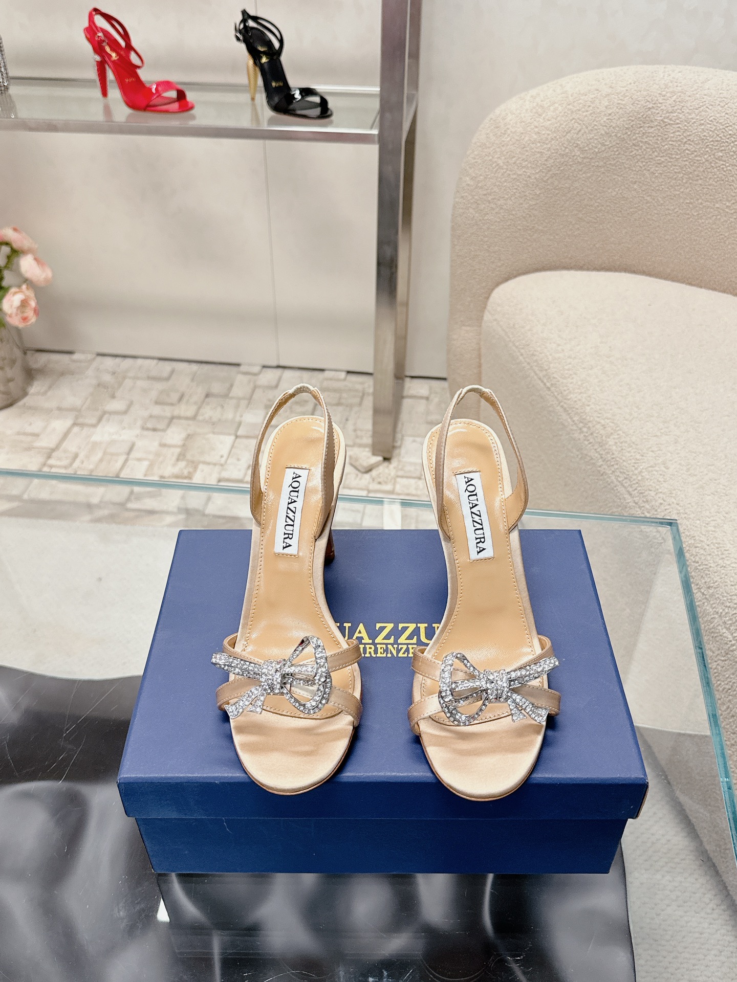 NO:484459,| 4 AQUAZZUR* Pineapple Early Spring Counter New Fairy Fashion Shoes Series, a large number of new products are available for sync with the official website. The entire series can be customized in the Year of the Dragon. The main feature is a hot topic. Major Internet celebrities on the entire network have started to show off, and the beautiful dressing series!  ★★★★★★ Upper Silk Diamond Sheepskin Inner Original Customized Soft Sheepskin Italian Leather Outsole Heel Heel Heel Heel 10cm Number of 34-42 (34 40 41 42 Customized No Returns and Exchanges) Counter Synchronous Gift Box Packaging!  , high heels sandals, sandals, high heels, sheepskin, real silk, Leather soles19860909| 4  AQUAZZUR* 菠萝早春专柜新品仙女时装鞋系列,大量上新同步官网全系列均可定制龙年主打一个火爆,全网各大网红纷纷开秀,绝美的穿搭系列！ ★★★★★ 鞋面 真丝钻扣羊皮 内里 原版定制柔软羊皮 意大利真皮大底 跟高 10cm 码数 34-42（34 40 41 42 定制不退换） 专柜同步礼盒包装！,高跟鞋凉鞋,sandals,high heels,sheepskin,real silk,Leather soles,Women's Shoes