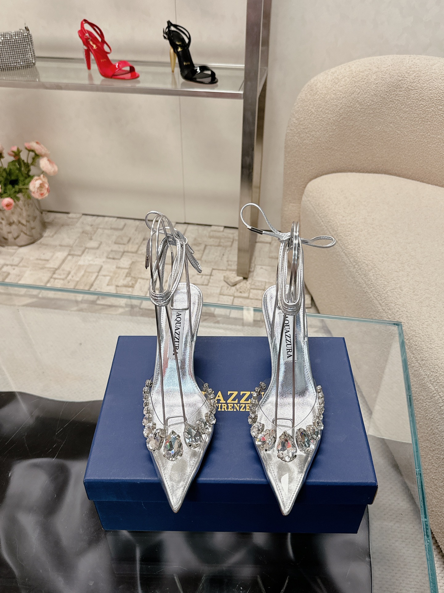 NO:495638,| 4 AQUAZZUR* Pineapple Early Spring Counter New Fairy Fashion Shoes Series, a large number of new products are available for sync with the official website. The entire series can be customized in the Year of the Dragon. The main feature is a hot topic. Major Internet celebrities on the entire network have started to show off, and the beautiful dressing series!  ★★★★★★ Upper Film diamond buckle sheepskin Inner Original custom soft sheepskin Italian leather outsole Heel height 8.5cm Size 34-42 (34 40 41 42 Customized without return) Counter synchronous gift box packaging!  , high heels sandals, sandals, high heels, sheepskin, Leather soles19860909| 4  AQUAZZUR* 菠萝早春专柜新品仙女时装鞋系列,大量上新同步官网全系列均可定制龙年主打一个火爆,全网各大网红纷纷开秀,绝美的穿搭系列！ ★★★★★ 鞋面 胶片钻扣羊皮 内里 原版定制柔软羊皮 意大利真皮大底 跟高 8.5cm 码数 34-42（34 40 41 42 定制不退换） 专柜同步礼盒包装！,高跟鞋凉鞋,sandals,high heels,sheepskin,Leather soles,Women's Shoes