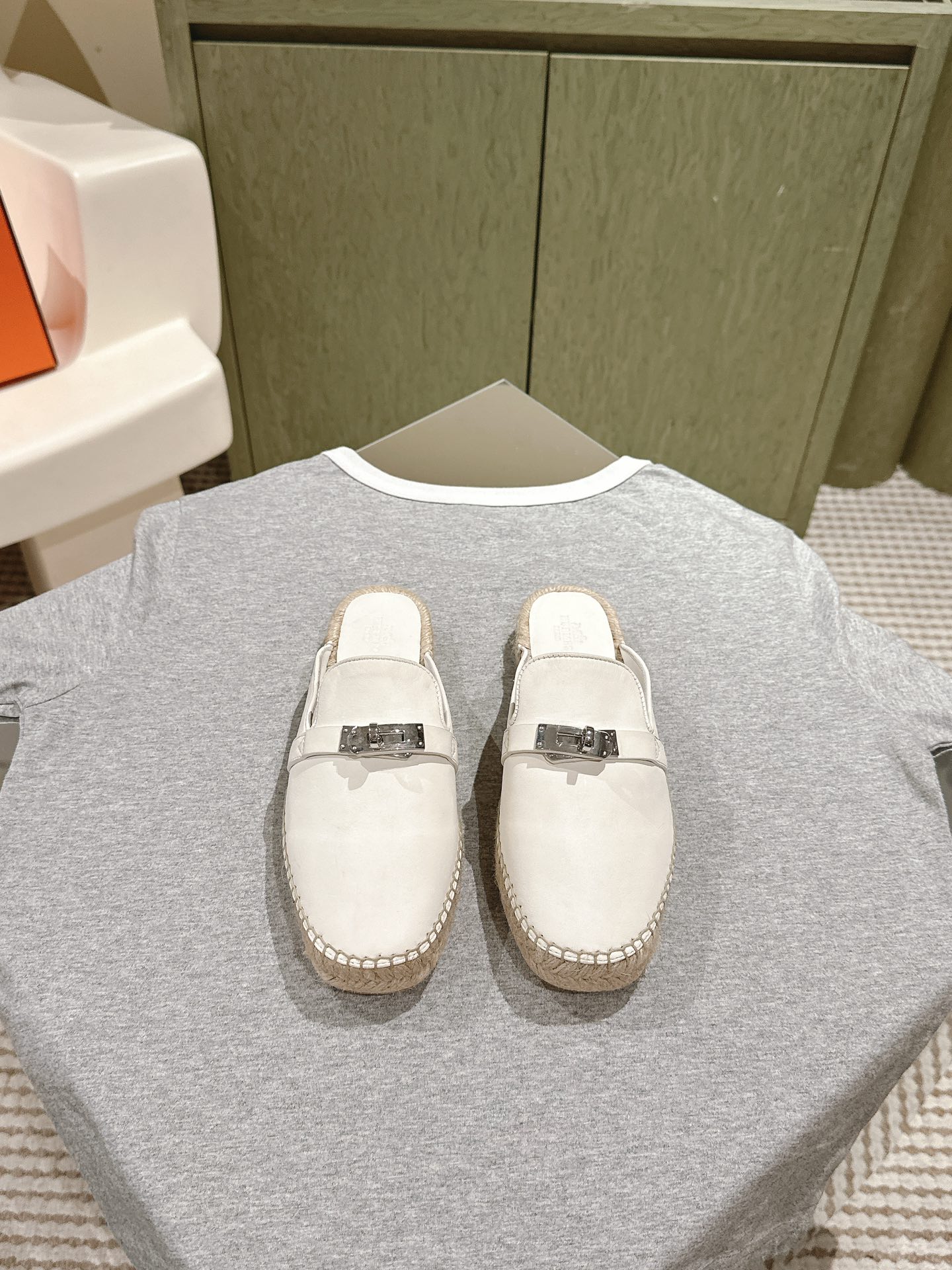 NO:616549,| 4 Hermès herme*sss new arrival～Wanguan-made high-end quality!  H family's new spring and summer fisherman slippers are the first model of h family's round-toe Muller slippers. They have a stronger sense of wrapping around the upper foot and are more comfortable to walk on. They are made of cowhide, with sheepskin lining. The soles are made of counter synchronized beef tendon fisherman soles!  A full set of sizes 35-40 are packaged simultaneously at counters!  ,semi-drag,hermes,hermes,slippers,espadrilles,cowhide,sheepskin19860909| 4 爱马仕herme*ssnew arrival～莞产高定品质！H家春夏渔夫拖鞋新品 h家圆头造型的穆勒拖 还是第一款,上脚包裹感更强,走路更跟脚牛皮面,内里羊皮,鞋底选用专柜同步牛筋渔夫底！ size 35-40全套专柜同步包装！,半拖,hermes,hermes,slippers,espadrilles,cowhide,sheepskin,Women's Shoes