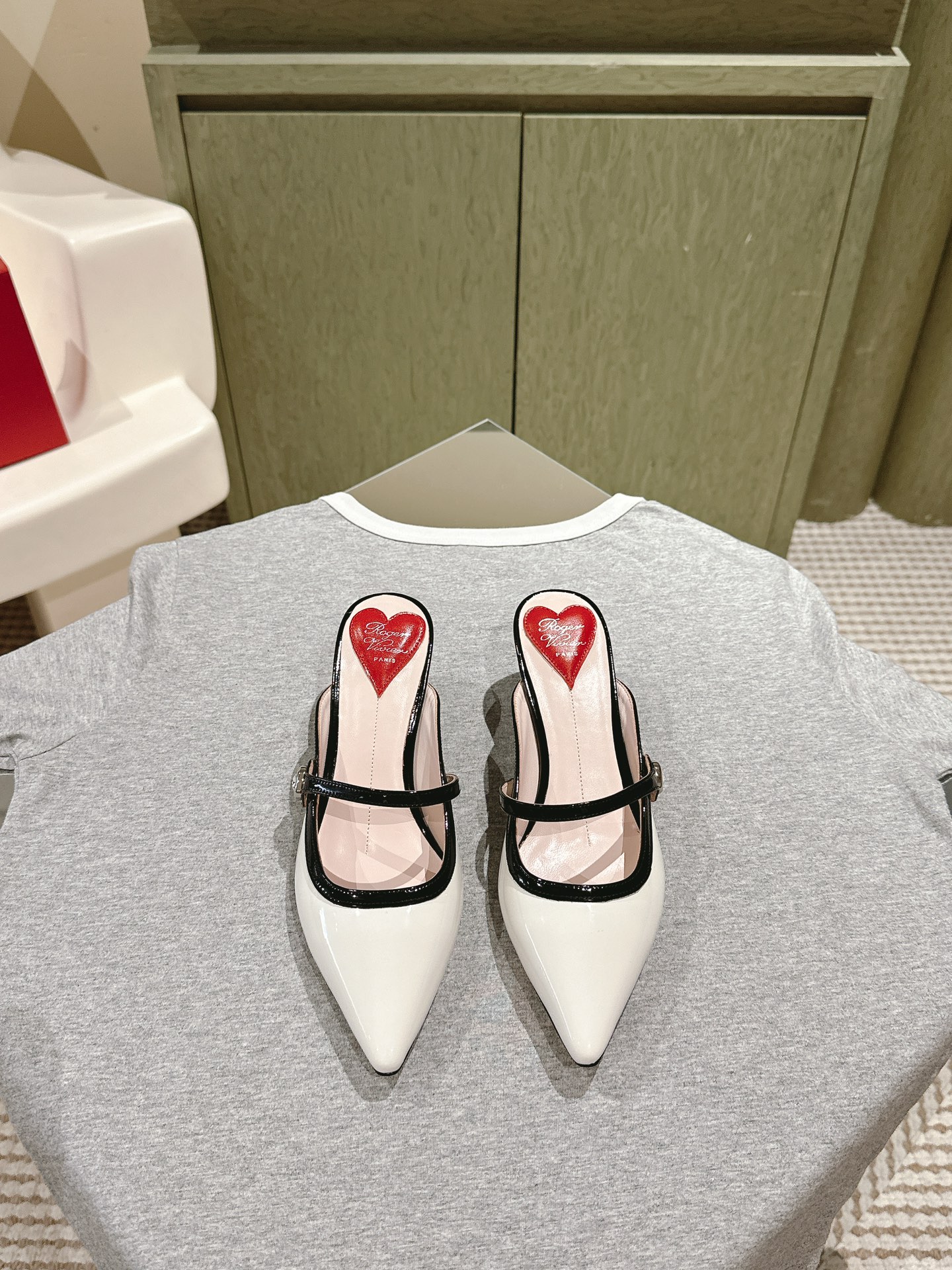 NO:616749,| 25 ¨The new series of shoes in the counter are new ★★★★★ An elegant and fresh model, the latest version is luxurious and refined on the feet, full of high-end, and can be worn in commuting style and socialite style. The upper is original and comfortable cow patent leather. The lining: specific water-dyed first-layer sheepskin, foot pad sheepskin. The outsole is original open-molded Italian leather outsole. Shoe size: 35-39 (40 customizations are not returnable). Delivery is luxurious and the latest counter is packaged simultaneously.  Heel height 4.5CM, half slippers, sheepskin, Leather soles19860909| 25   ¨专柜新款单鞋系列上新 ★★★★★ 气质优雅小清新的一款,最新版型上脚奢华精致,高级感满满,通勤风名媛风都妥妥驾驭 鞋面原版舒适牛漆皮 内里: 特定水染头层羊皮,垫脚羊皮 大底原版开模意大利真皮大底 鞋码: 35-39（40定制不退换） 配送豪华最新专柜同步包装 跟高4.5CM,半拖单鞋,sheepskin,Leather soles,Women's Shoes