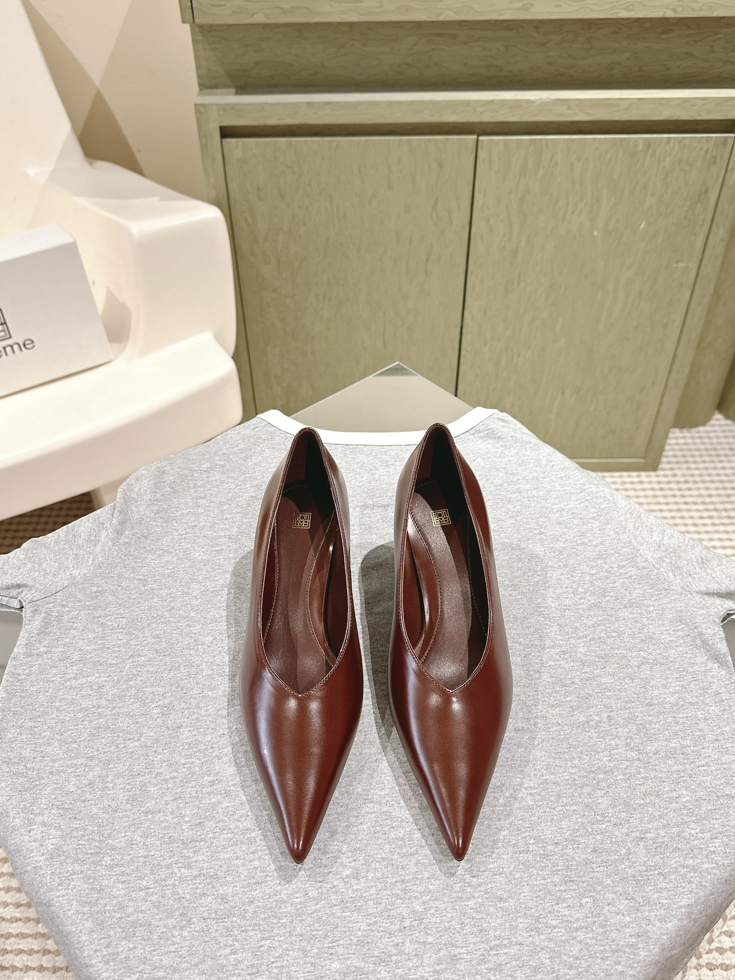 NO:489027,Thin heeled shoes Totem* Niche brand versatile four-season new beautiful boots!  The pointed toe is full of femininity and makes your legs look longer. The original customized one-to-one soft beaded cowhide surface!  Sheepskin inside!  Imported genuine leather sole from Italy, heel height 4.5cm, size 35-39# (40# can be customized without return or exchange), high heels, boots, high heels, cowhide, sheepskin, Leather soles19860909细跟单鞋 Totem* 小众品牌百搭四季新款绝美靴！尖形鞋头,女人味十足,超显腿长,原版订制一比一柔软开边珠牛皮面！内里羊皮！意大利进口真皮大底,跟高4.5cm 码数35-39#（40#可订做不退换）,高跟鞋单鞋,boots,high heels,cowhide,sheepskin,Leather soles,Women's Shoes