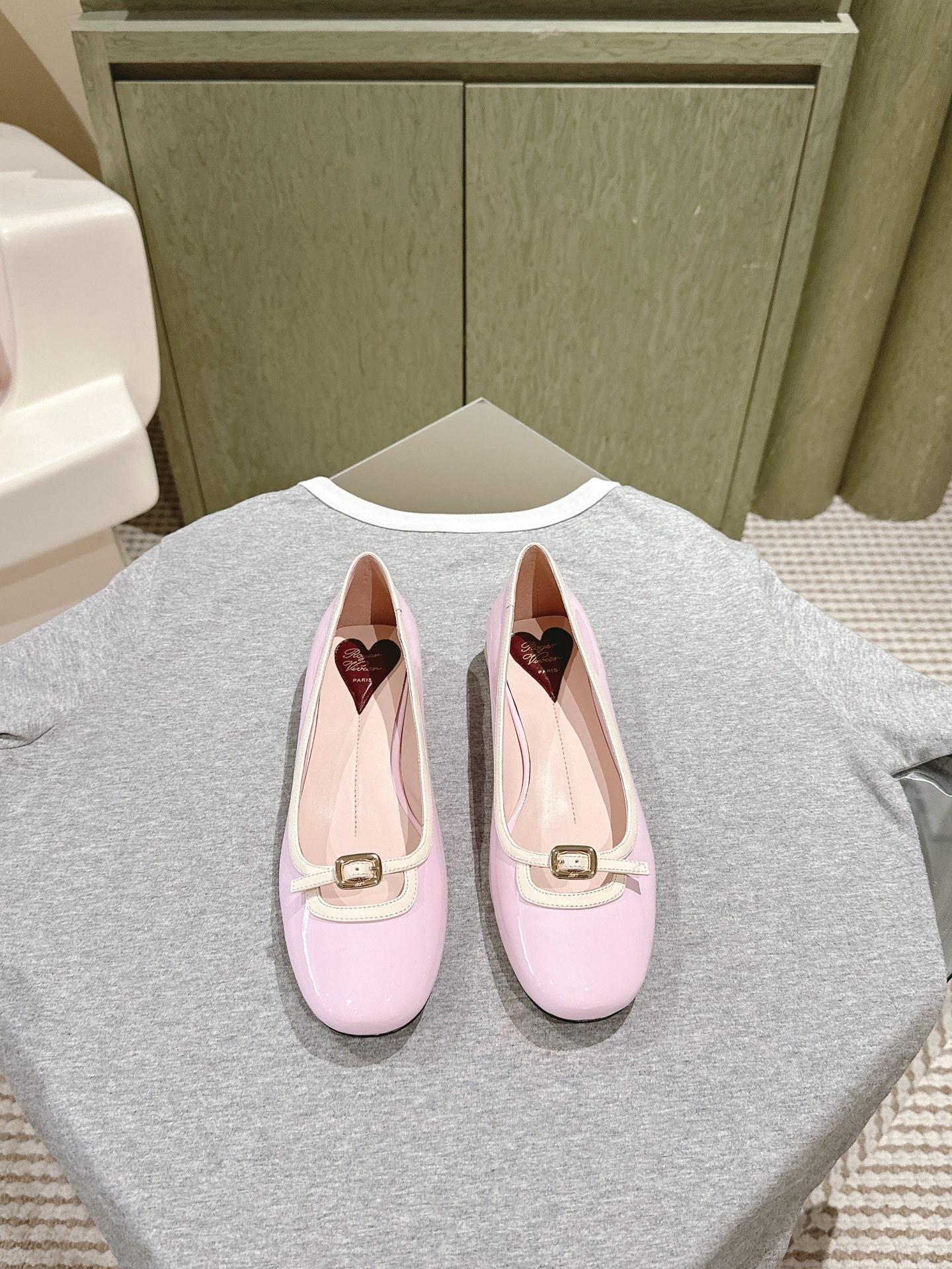 NO:616807,| 4 ¨The new series of round-toe shoes in the counter are new ★★★★★ An elegant and fresh style, the latest version is luxurious and refined on the feet, full of high-end sense, and can be worn in commuting style and socialite style. The upper is original color-blocked and comfortable cow patent leather. The lining: specific water-dyed first-layer sheepskin, foot pad sheepskin. The original open-molded Italian genuine leather outsole. Shoe size: 35-39 (40 41 customization is not returnable)  Delivery to the latest luxury counters with simultaneous packaging. Heel height 2.5cm, single shoes Mary Jane, mary jane, sheepskin, Leather soles19860909| 4   ¨专柜新款圆头单鞋系列上新 ★★★★★ 气质优雅小清新的一款,最新版型上脚奢华精致,高级感满满,通勤风名媛风都妥妥驾驭 鞋面原版拼色舒适牛漆皮 内里: 特定水染头层羊皮,垫脚羊皮 大底原版开模意大利真皮大底 鞋码: 35-39（40 41定制不退换） 配送豪华最新专柜同步包装 跟高2.5cm,单鞋玛丽珍,mary jane,sheepskin,Leather soles,Women's Shoes