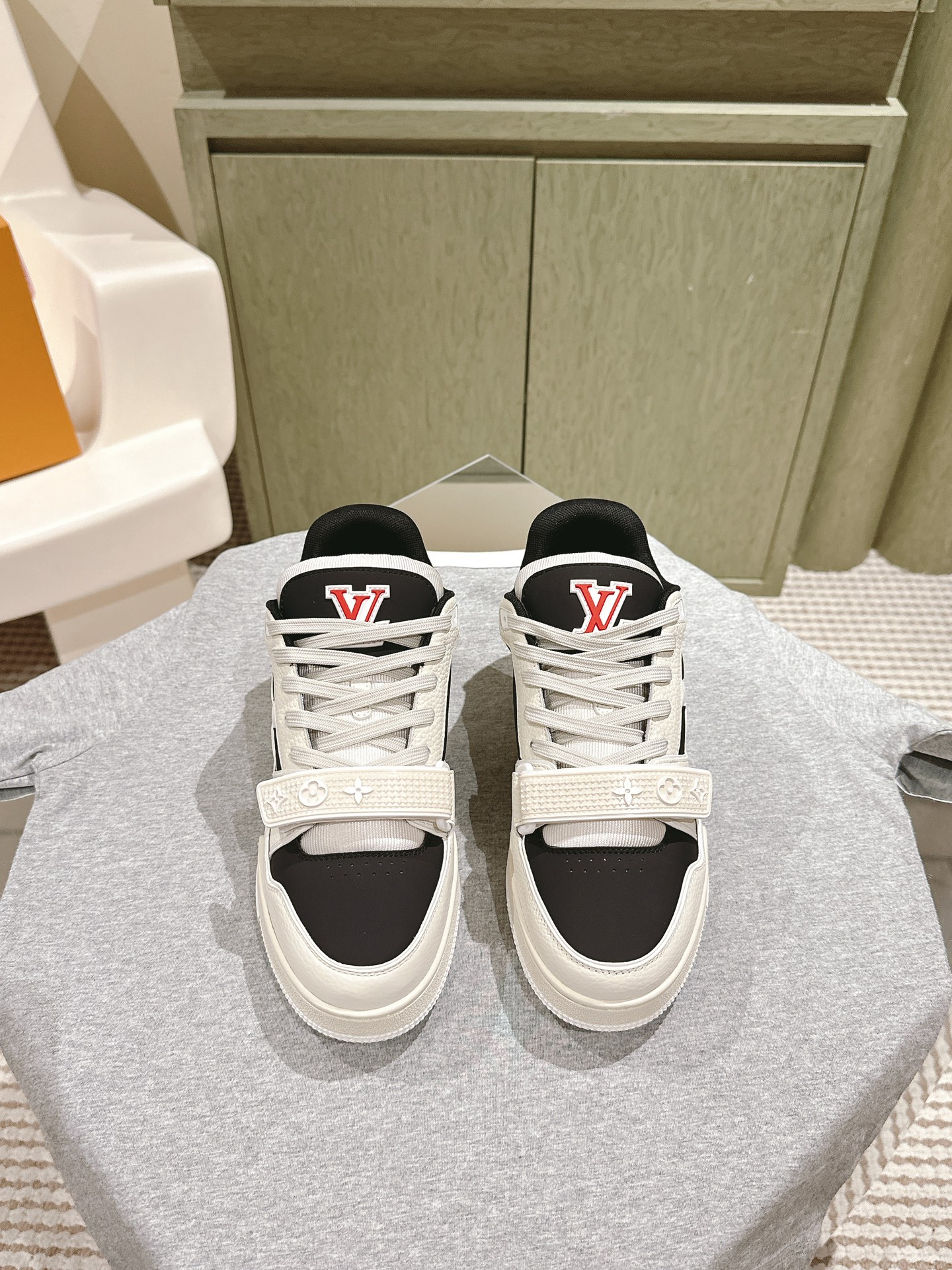 NO:486304,A must-have for couples!  Velcro style!   LV purchasing grade new colors are available in stock!  Classic Donkey Family full series!  LVTrainer PVC sneakers, every style and color matching is great!  Trainer's feet feel really good, full of surprises and silver updates, and Xiaohongshu Internet celebrity couples are starting to show!  The fabric is made of the same material as the original, and the original version compares each detail one by one!  Various leather TPU cloths, super complex splicing, TPU original bottom, purchasing level, not ordinary material!  The number of codes for women 35-40, male 38-45, the delivery counter is synchronized with full packaging!  , casual shoes / sneakers, louis vuitton, louis vuitton, louis vuitton, louis vuitton, sneakers19860909情侣款必备！魔术贴款！  LV代购级新色现货供应！经典驴家全系列！LVTrainer PVC 运动鞋, 每个款式配色都很赞！Trainer的脚感真的非常不错,惊喜满满银色不断更新,小红书网红情侣纷纷开秀！ 面料选用原版完全一样材质做工细节,原版一比一对比每个细节！各种皮面TPU 布 超复杂拼接 TPU原版大底,代购级别,不是普通材质哦！ 码数女35-40 男38-45 配送专柜同步全套包装！,休闲鞋/运动鞋,louis vuitton,louis vuitton,louis vuitton,sneakers,Women's Shoes