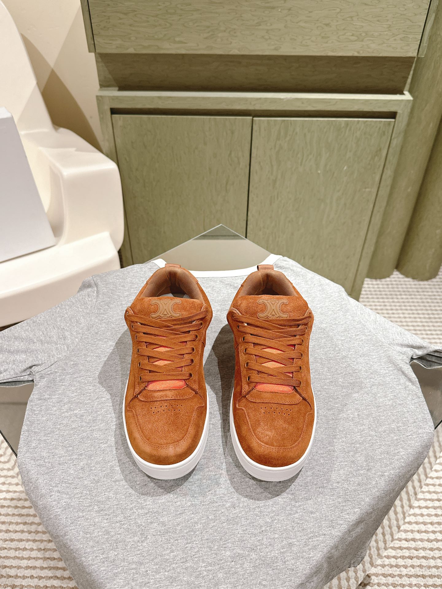 NO:616587,Couple models | 4 Celine's new deerskin casual shoes series in early autumn ★★★★★ Simple, casual and versatile couple model, first-class foot comfort, taller and slimmer, casual and versatile, the first choice. The upper is made of original high-definition deerskin fabric, shoe size: 35-45 regular size couple model. Delivery is luxurious and the latest counter synchronized packaging, casual shoes/sports shoes, sneakers19860909情侣款| 4  塞琳早秋新款鹿皮休闲鞋系列上新 ★★★★★简约休闲百搭情侣款,上脚舒适度一流,增高显瘦,随性百搭首选单品 鞋面选用原版高定鹿皮面料, 鞋码: 35-45正码情侣款 配送豪华最新专柜同步包装,休闲鞋/运动鞋,sneakers,Women's Shoes