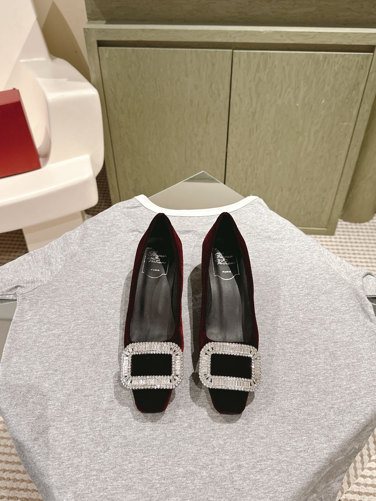 NO:616676,| 4 New velvet diamond square buckle shoes from the Jewel heel series are now available at the counter!  ★★★★★ A high-end style, the new square diamond buckle is luxurious and exquisite on the foot, full of high-end, suitable for commuting and socialite style. Imported velvet upper. Lining: sheepskin lining + sheepskin outsole. Italian genuine leather outsole. Shoe size: 34-41 (34 40 41 customization is non-returnable). Heel height: 4.5cm. Delivery of luxury latest counters with simultaneous packaging, single shoes, sheepskin, leather.  soles19860909| 4  专柜Jewel heel系列新款天鹅绒钻方扣单鞋上新 ！ ★★★★★ 气质高级的一款,新款方钻扣上脚奢华精致,高级感满满,通勤风名媛风都妥 鞋面进口天鹅绒面 内里: 羊皮内里+垫脚羊皮 大底意大利真皮大底 鞋码: 34-41（34 40 41定制不退换） 跟高: 4.5cm  配送豪华最新专柜同步包装,单鞋,sheepskin,Leather soles,Women's Shoes