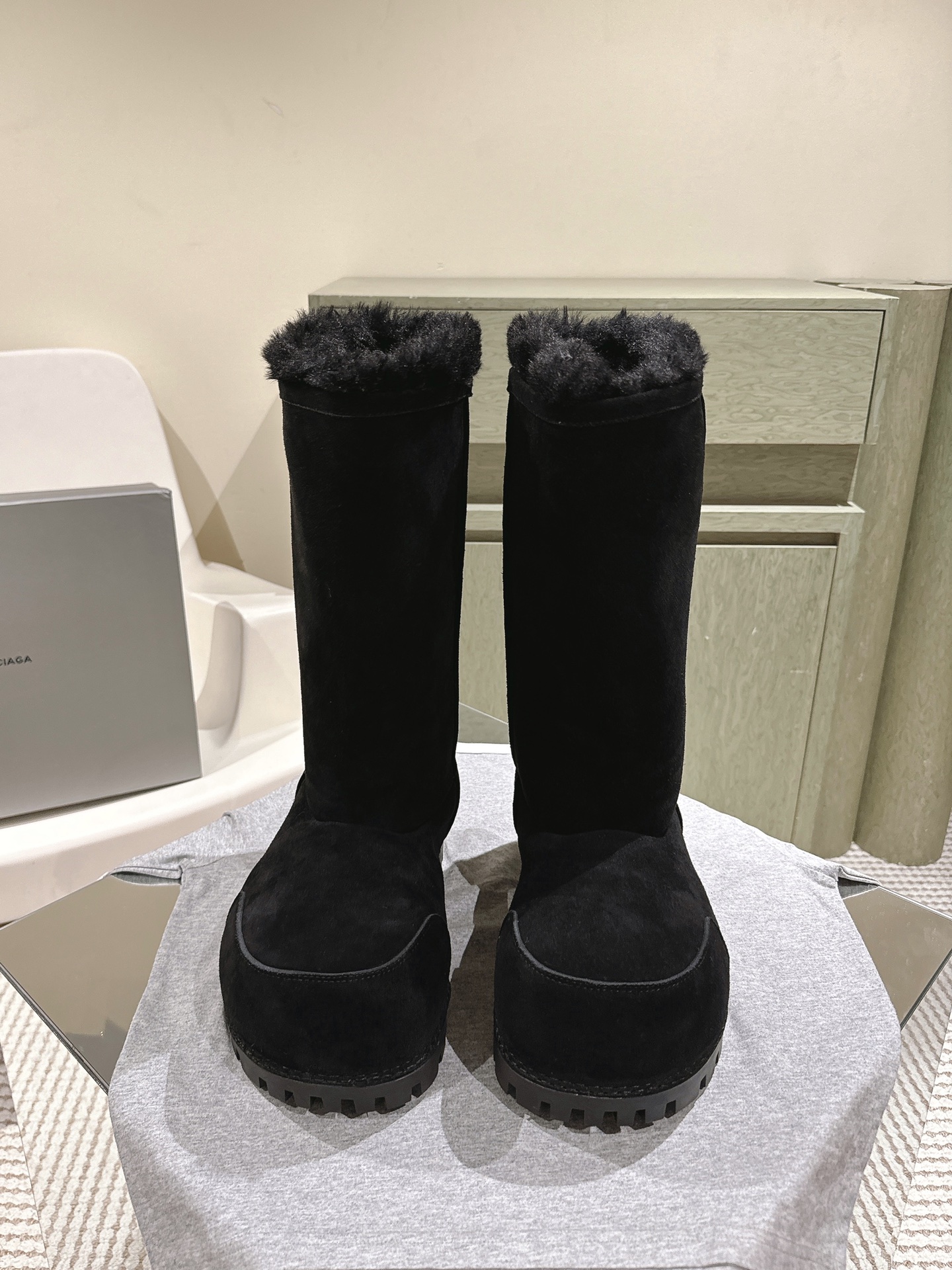 NO:616289,Short, medium and high, couple style!  Men's size | 4 Balenciaga's new counters are selling winter thick-soled fur boots. These platform thick-soled boots are very popular this year. They are very warm when worn (increased)!  Fashion hits the streets!  All major Internet celebrities have the same style!  The fabric is imported cow suede, wool lining, thick-soled platform wool shoes, with logo and anti-slip soles. These shoes are very comfortable on the feet and feel great. The heel height is 6cm, the size is 35-45, and the full set is packaged in a gift box at the same time at the counter!  ,snow boots,balenciaga,boots19860909短  中 高 情侣款！男码| 4  巴黎世家新款专柜同步冬季厚底毛靴,这款松糕厚底靴今年非常爆,穿上（增高）保暖性非常强！潮派炸街！各大网红明星同款！ 面料进口牛反绒 羊毛内里 厚底松糕毛鞋,带logo 防滑鞋底,这款鞋子上脚非常舒服,脚感很棒 跟高6cm 码数35-45 全套专柜同步礼盒包装！,雪地靴,balenciaga,boots,Women's Shoes