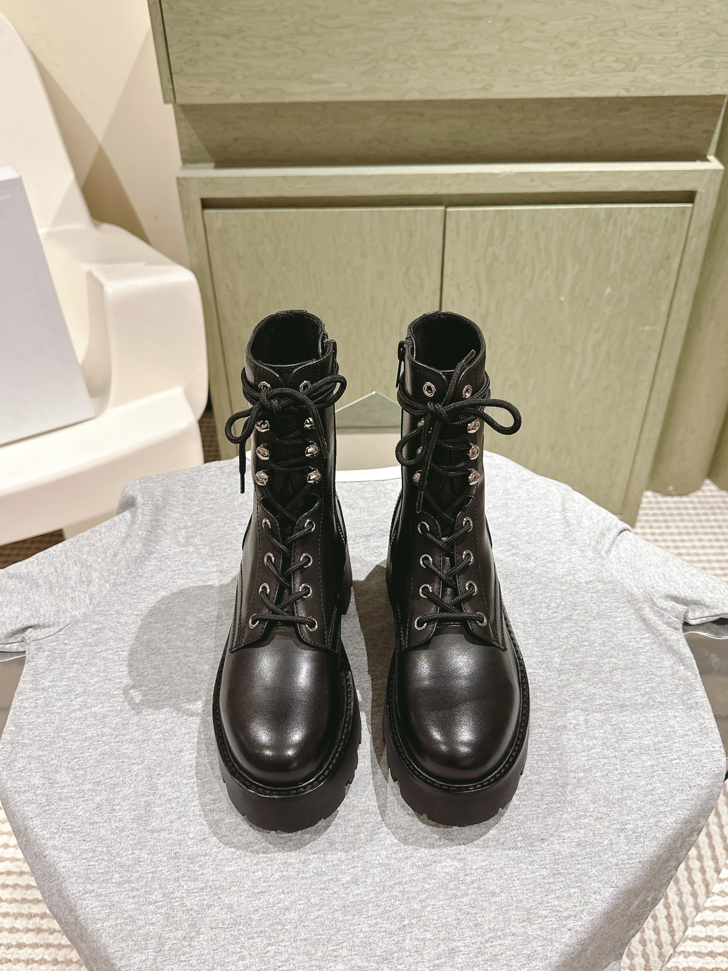 NO:616605,Purchase-level quality!  | 4 ★ * Sellin's new Martin boots are the flagship series of the counter!  There are so many celebrities and internet celebrities on their feet!  Simple British style, super versatile!  The edges of the shoes are all made of genuine leather, and the entire workmanship is fine!  No pressure in and out of the counter. Material upper: imported cowhide with printed logo. Cowhide lining. Original molded non-slip gear thick sole. Size 35～39 40. Customized. Original full set of luxurious latest counter packaging, boots loafers, loafers, boots, cowhide.19860909代购级品质！| 4  ★ * 塞林新品马丁短靴 专柜主打系列！超多明星网红小姐姐上脚！简约英伦风,超级百搭王！鞋子沿边全用真皮沿条,整个做工精细！进出专柜无压力 材质鞋面进口牛皮印花logo牛皮内里原版开模防滑齿轮厚底 Size35～39 40 定制 原版全套豪华最新专柜包装,靴子乐福鞋,loafers,boots,cowhide,Women's Shoes