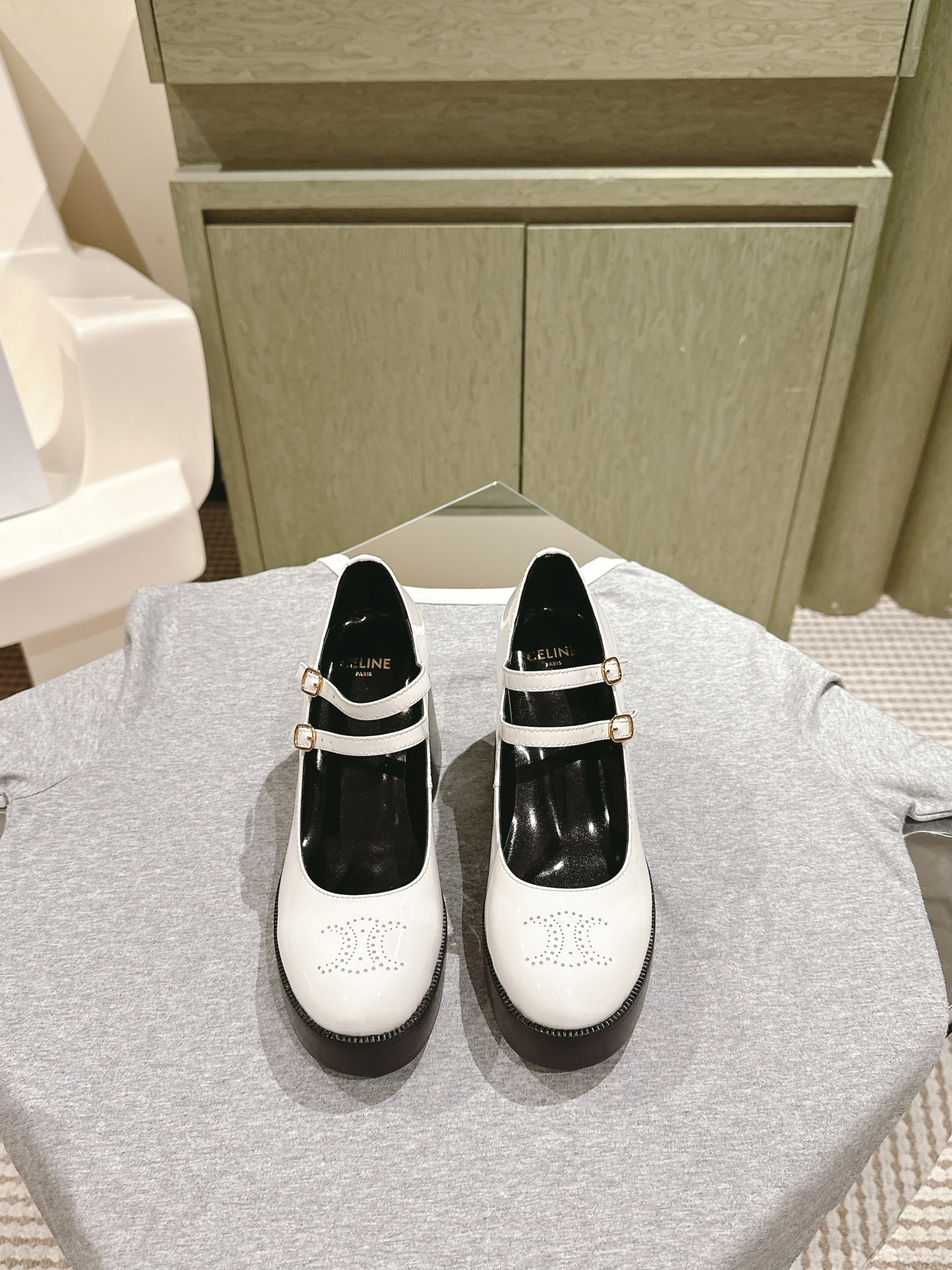 NO:616603,High heels | 4 Purchasing-grade Celin* thick-soled laser loafers, the latest version at the counter!  Full of fashion sense, high performance and versatile style. Open-edge bead/matte cowhide material. Fine workmanship. High-definition laser logo, perfect for wearing with socks. Very fashionable and versatile Loft must-have. Very comfortable on the feet. Exclusive molded outsole Size 35-39 (customized in 40 pieces). Heel height 7.5cm. The whole set is packaged simultaneously at the counter!  ,boots loafers,celine,loafers,boots,cowhide,socks19860909高跟 | 4  代购级 Celin* 思琳 厚底激光乐福鞋,专柜最新版本！时尚感爆满增高性能强百搭爆款 开边珠/哑光牛皮材质 做工精细到位 高定激光logo,穿搭袜子～非常时尚百搭乐福必备款,上脚特别舒适 独家开模大底 Size35-39(40订做) 跟高7.5cm 全套专柜同步包装！,靴子乐福鞋,celine,loafers,boots,cowhide,socks,Women's Shoes