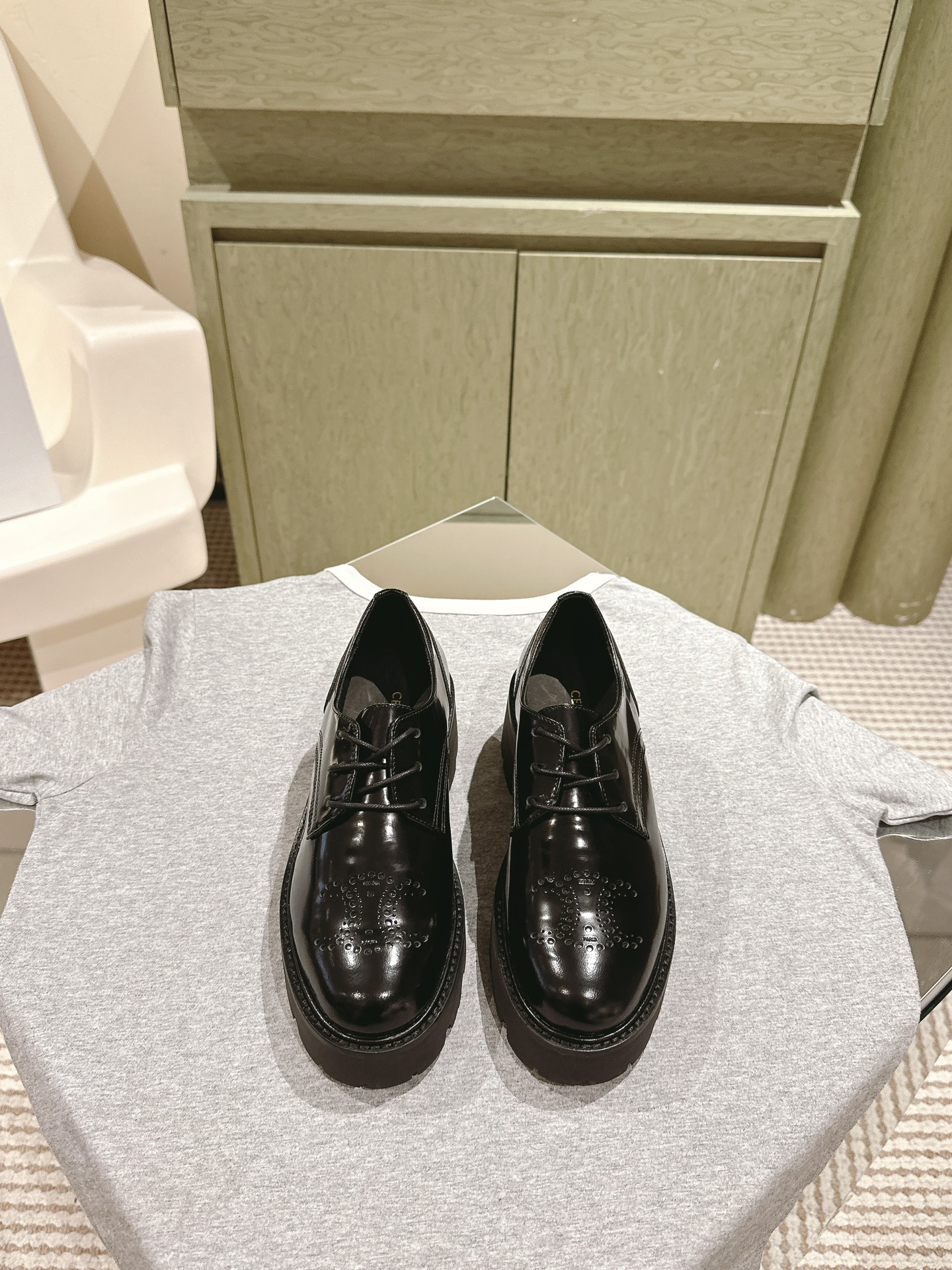 NO:616601,| 4 Purchasing-grade Celin* thick-soled laser loafers, the latest version at the counter!  Full of fashion sense, high performance and versatile style. Open edge bead/matte cowhide material. Fine workmanship. High-definition laser logo, perfect for wearing with socks ~ a very fashionable and versatile Loft must-have, especially comfortable on the feet. Exclusive molded outsole Size 35-39 (customized in 40 pieces). The whole set is packaged simultaneously at the counter!  ,boots loafers,celine,loafers,boots,cowhide,socks19860909| 4  代购级 Celin* 思琳 厚底激光乐福鞋,专柜最新版本！时尚感爆满增高性能强百搭爆款 开边珠/哑光牛皮材质 做工精细到位 高定激光logo,穿搭袜子～非常时尚百搭乐福必备款,上脚特别舒适 独家开模大底 Size35-39(40订做) 全套专柜同步包装！,靴子乐福鞋,celine,loafers,boots,cowhide,socks,Women's Shoes