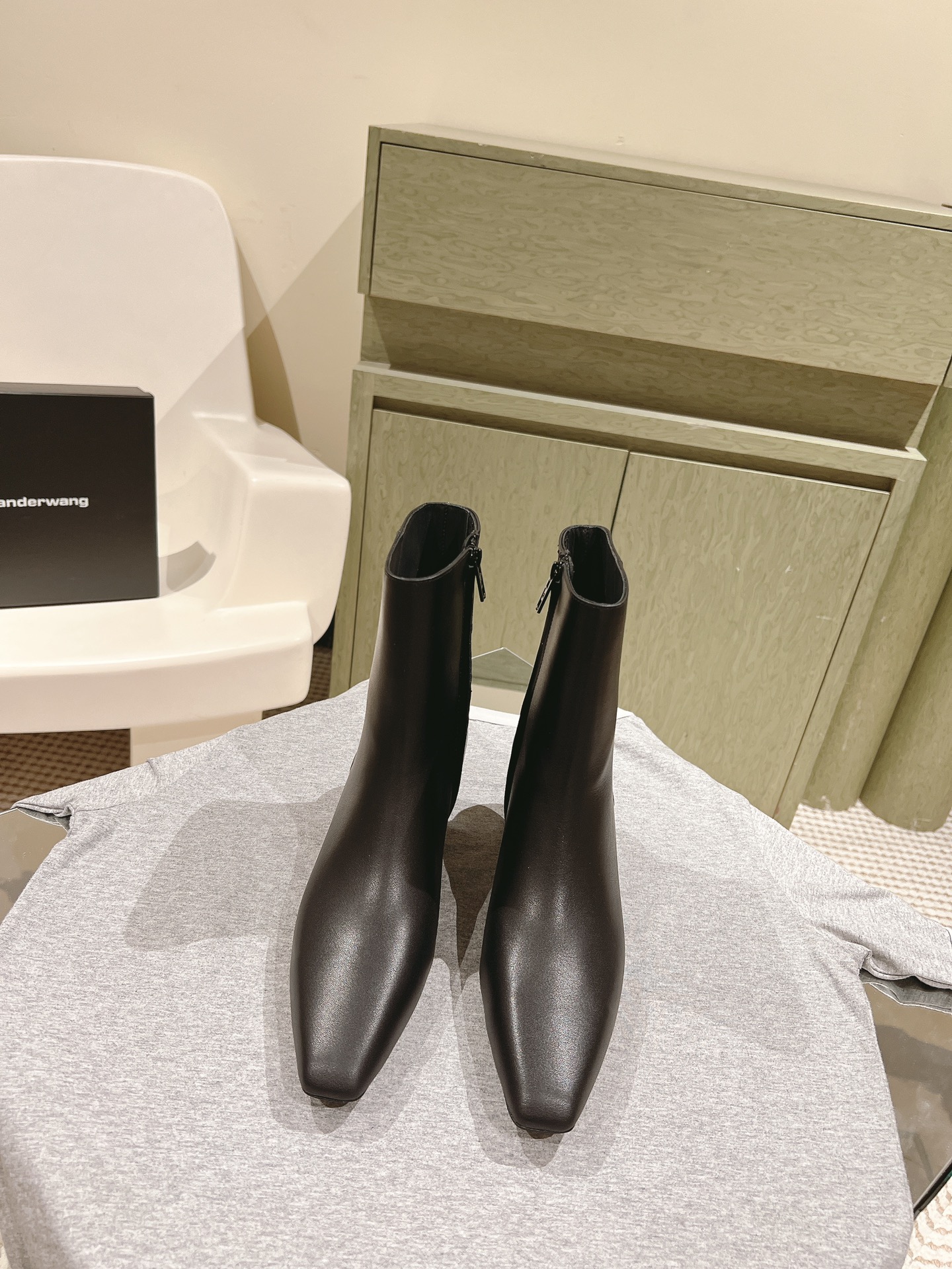 NO:495947,| 4 Purchase level Alexander*ang.｜Alexander King New Fall and Winter Beautiful Cowhide Boots Showing Long Legs, Stable Winning!  Victory sister style!  Not vulgar or polite!  It looks soft and boneless, but it is actually extremely inclusive, modifying the legs and lengthening the body!  Smooth lines, chic, versatile and comfortable feet. Ladies may wish to explore various matching, wear them with various items such as denim shorts or flowing dresses, and can match them with various styles~ Go material, original custom cowhide, inner lining, outer lining, imported cowhide, outsole, size 35-39 (40 orders), boots, alexander wang, boots, skirts, shorts, cowhide, sheepskin19860909| 4  代购级别 Alexander*ang.｜亚历山大王 秋冬新品绝美牛皮靴 超显腿长,稳赢！御姐风！不俗不素！看似柔若无骨,实则包容性极强,修饰腿型,拉长身形！线条流畅,潇洒、百搭且脚感舒适.小姐姐们不妨尽情探索多样搭配,与牛仔短裤或飘逸连衣裙等各式单品同穿,均可搭配出各式风情~ Go 材质 鞋面原版定制牛皮 内里羊皮内里 大底意大利进口牛皮大底 码数35-39（40订）,靴子,alexander wang,boots,skirts,shorts,cowhide,sheepskin,Women's Shoes