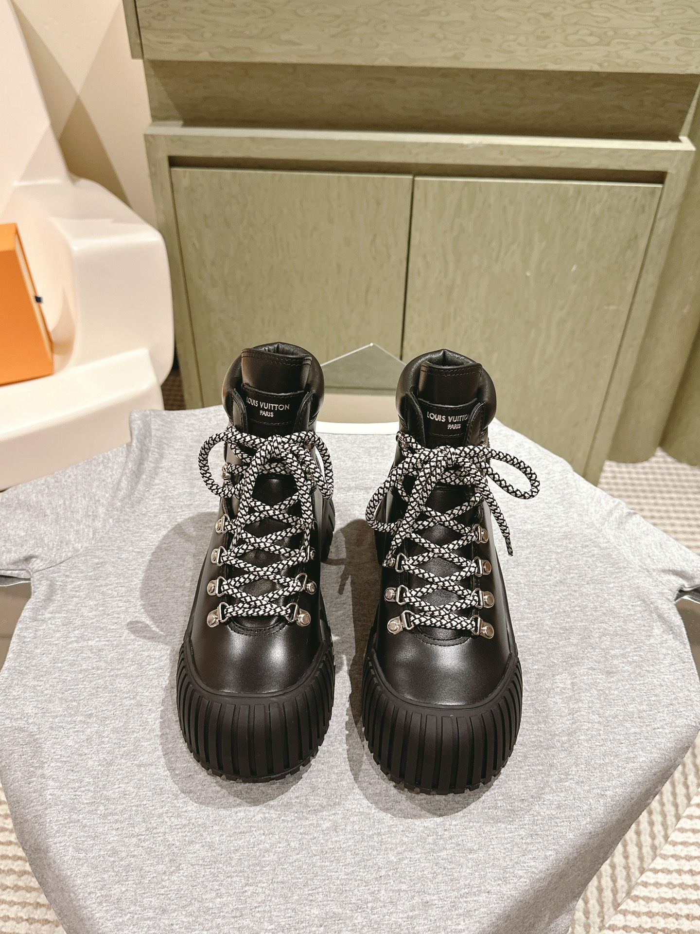 NO:486298,Boots with fur 10 Classic upgraded version LV Louis Vuitton Boots!  This thick-soled sponge cake series is very exciting every year, wearing it with height enhancement effect, and leading fashionably absolutely yyds!  Glossy and straps are available!  Imported fabric cowhide!  Sheepskin inner. Thick shoes are very comfortable on the feet, and the foot feels great. The original one-to-one mold opening sole has a height of 5cm. The size is 35-40. It is equipped with counter packaging, boots, louis vuitton, louis vuitton, boots, cowhide, sheepskin19860909短靴带毛10  经典升级版本LV 路易威登短靴！ 这款松糕厚底系列每年都是非常爆,穿上增高效果,和时尚的引领绝对的yyds！光面和绑带可选！ 面料进口牛皮！羊皮内里.厚这款鞋子上脚非常舒服,脚感很棒原版一比一开模大底 跟高5cm 码数35-40配专柜包装,靴子,louis vuitton,louis vuitton,boots,cowhide,sheepskin,Women's Shoes