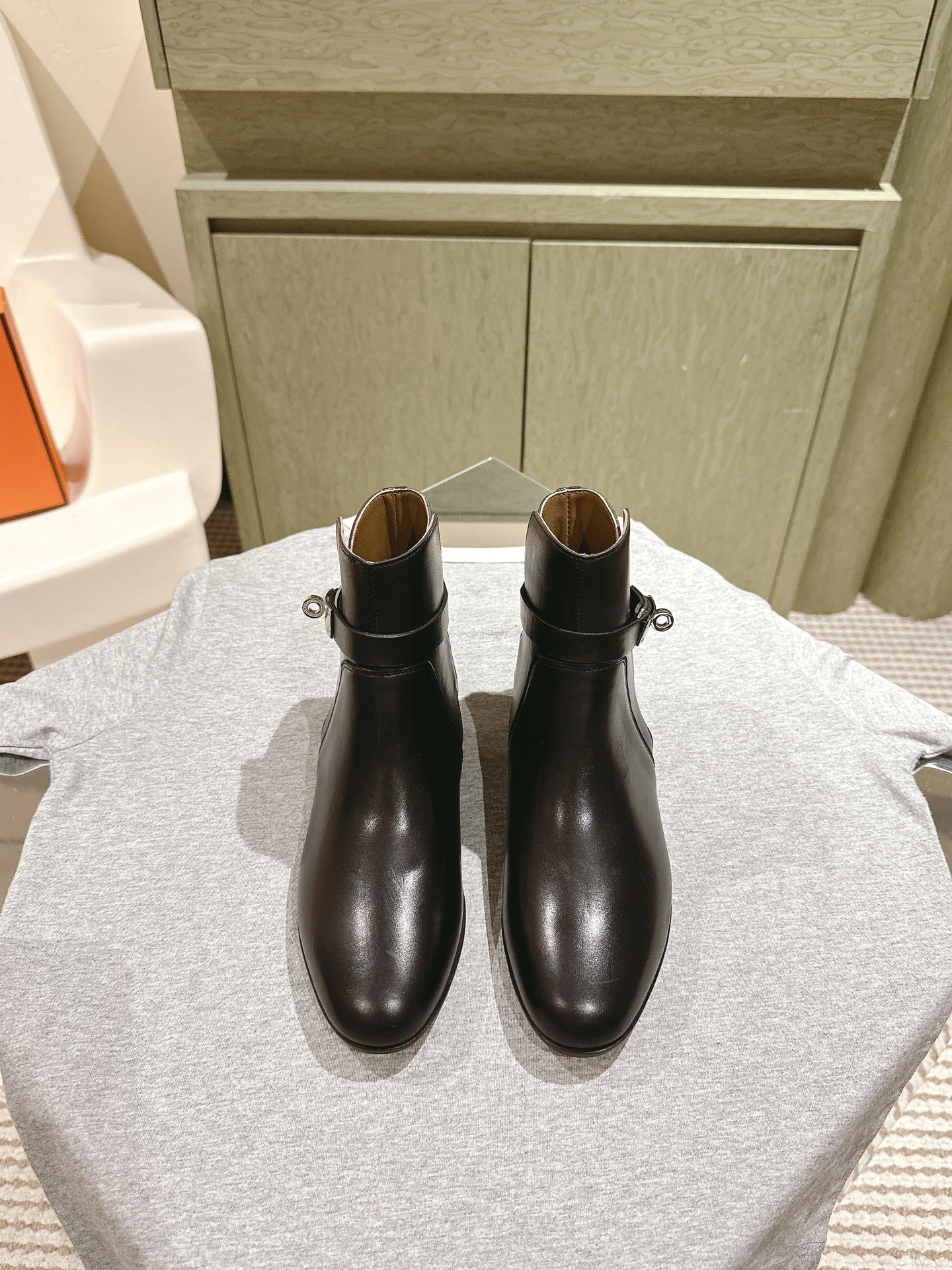 NO:616555,| 4 Early Autumn* British style Kelly Martin boots series!  Trendy new purchasing agent level!  A favorite among bloggers at home and abroad, the official website promotes the all-match thick-soled height-increasing artifact. Materials: The upper is made of original custom-made beaded full cowhide, the inner cowhide is made of original one-to-one steel molded buckles, and the genuine leather outsole is available in a full set of counter packaging in Size 35-40!  Equipped with a full set of packaging at the same time at the counter!  ,boots,cowhide,Leather soles19860909| 4  早秋* 英伦风凯丽马丁靴系列！潮派上新代购级别！ 国内外博主刷爆的一款,官网主推百搭厚底增高神器 材质鞋面原版定制开边珠全牛皮,内里牛皮原版一比一钢模扣,真皮大底 Size35-40全套专柜包装！ 配专柜同步全套包装！,靴子,boots,cowhide,Leather soles,Women's Shoes