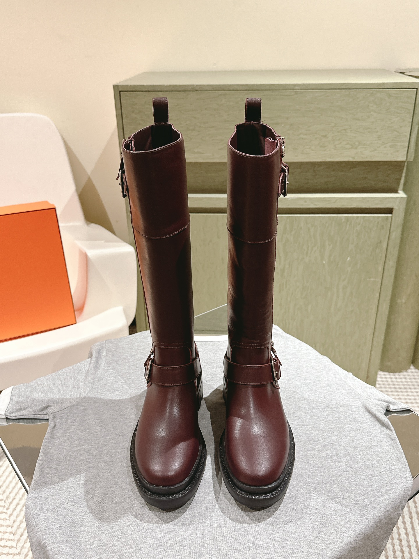 NO:616558,| 4 Early Autumn* British style Martin boots series!  Trendy new purchasing agent level!  A favorite among bloggers at home and abroad, the official website promotes the all-match thick-sole height-increasing artifact. Material: Original original custom-made open edge beaded cowhide for the upper, original one-to-one steel molded buckle for the inner cowhide, genuine leather TPU combination outsole Size 35-40, heel height 3.5cm, and complete packaging at the same time at the counter!  ,boots,boots,cowhide19860909| 4  早秋* 英伦风马丁靴系列！潮派上新代购级别！ 国内外博主刷爆的一款,官网主推百搭厚底增高神器 材质鞋面原版定制开边珠全牛皮,内里牛皮原版一比一钢模扣,真皮TPU组合大底 Size35-40跟高3.5cm 配专柜同步全套包装！,靴子,boots,cowhide,Women's Shoes