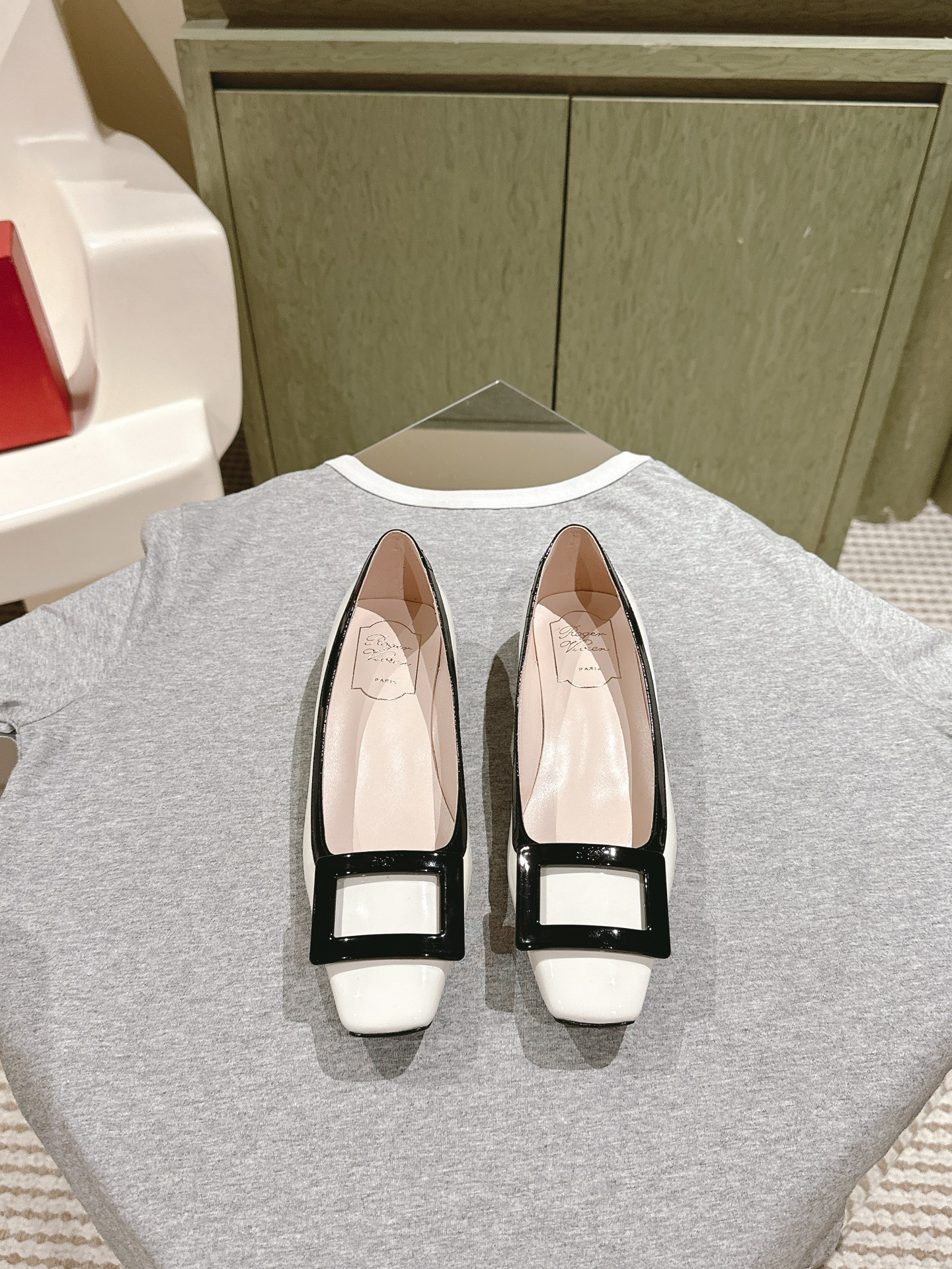 NO:616679,| 4 New patent leather buckle shoes from the Jewel heel series are now available at the counter!  ★★★★★ A high-end style, the new square diamond buckle is luxurious and exquisite on the foot, full of high-end, suitable for commuting and socialite style. The upper is imported custom-made cow patent leather. Lining: Sheepskin lining + sheepskin outsole. Italian genuine leather outsole. Shoe size: 34-41 (34 40 41 customization is non-refundable). Heel height: 4.5cm. Delivery of luxury latest counters with simultaneous packaging, single shoes, sheepskin, leather.  soles19860909| 4  专柜Jewel heel系列新款漆皮扣单鞋上新 ！ ★★★★★ 气质高级的一款,新款方钻扣上脚奢华精致,高级感满满,通勤风名媛风都妥 鞋面进口定制面料牛漆皮 内里: 羊皮内里+垫脚羊皮 大底意大利真皮大底 鞋码: 34-41（34 40 41定制不退换） 跟高: 4.5cm  配送豪华最新专柜同步包装,单鞋,sheepskin,Leather soles,Women's Shoes