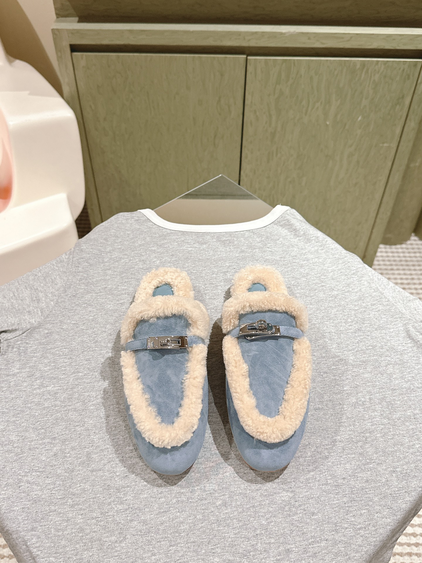 NO:616547,| 4 Hermès herme...s new arrival~ H family's autumn and winter high cashmere kelly half slippers, good-looking, easy to wear and high-end, a must-have item for autumn and winter. Made of fur, with cowhide sole imported from Italy. Top quality 35-41, half-shoes, hermes, hermes, cowhide19860909| 4 爱马仕herme…s new arrival～ H家秋冬高羊绒kelly半拖 好看好穿还高级,秋冬决绝子单品 皮毛一体材质,意大利进口牛皮底 顶级精品35-41,半拖毛毛鞋,hermes,hermes,cowhide,Women's Shoes
