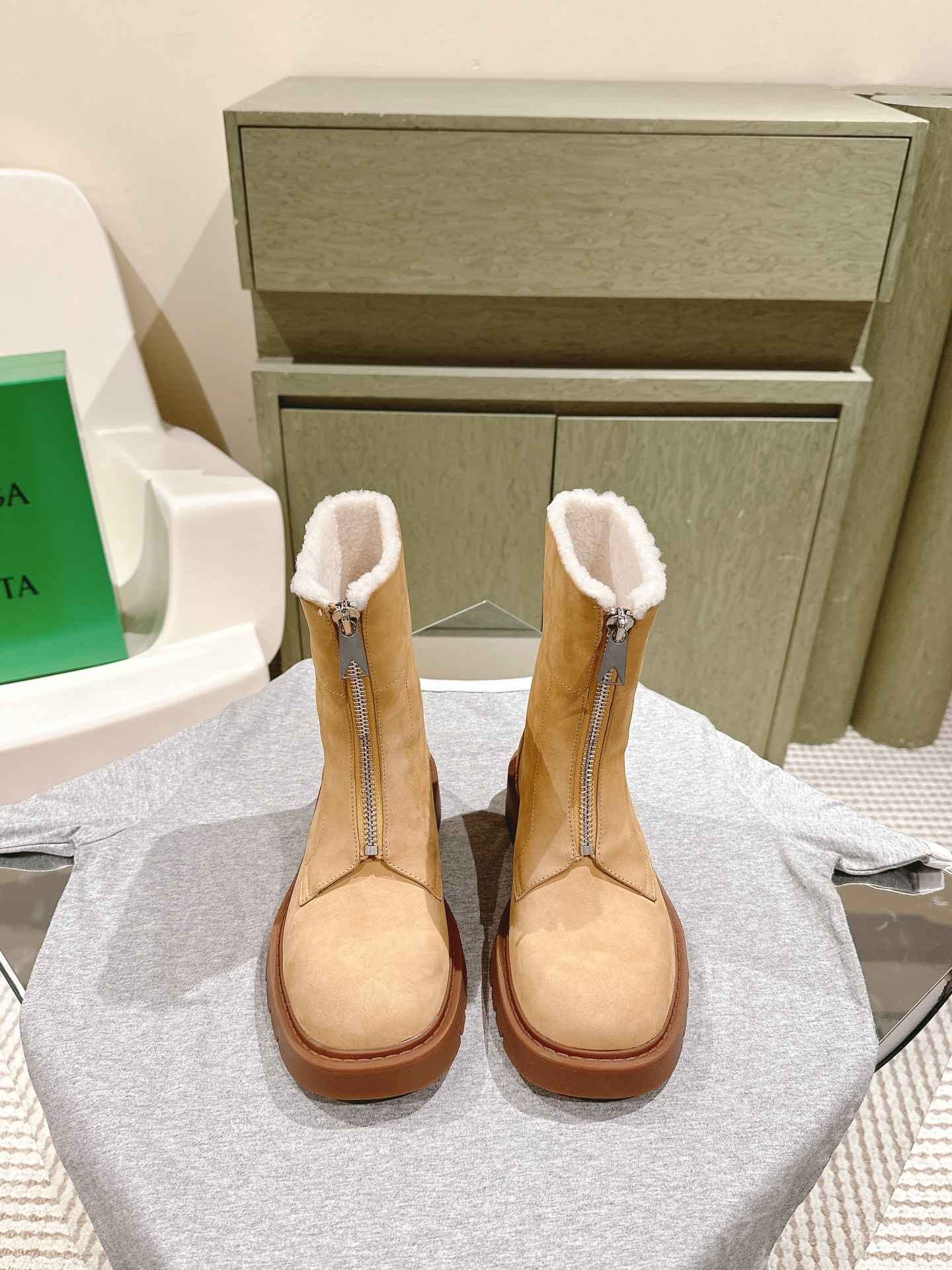 NO:495793,| 4 BOTTEGA VENET* Two-wear zipper hiking boots Lamb fur Women Black cowhide High-end Durable Original one-to-one practice Consistent hardware Consistent lamb fur Another trend today Ceiling 3 colors versatile Exquisite flat sole Wrap fabric Same color heel leather Careful design Never sloppy Durable comfortable Upper material is made of calf leather The material is soft and smooth Hand sewing process Cowhide lamb fur inside the foot pad Comfortable high-end Original consistent Anti-slip Outsole Benchmarked version Select original packaging Shoe bags adopt glue logo technology The highest end of the market Use hot melt glue toe toe heel easy to rebound and not deform High heel series Pack fabric craft The upper line is Italian computer needle truck Fine workmanship Select original packaging  Three-in-one box, code number 35-41 40 41 customized!  ,boots,bottega veneta,boots,cowhide19860909| 4  BOTTEGA VENET* 两穿拉链登山靴 羊羔毛里 女士 黑色牛皮 高档耐穿 原版一比一做法 一致五金 一致羊羔毛 当今流行的又一趋势 天花板啦 3色百搭 精致平底 包裹面料 同色跟皮 用心设计 绝不马虎 耐穿舒适 鞋面材质选用同原版的小牛皮 材质柔软顺滑 手工缝制工艺 垫脚内里选用牛皮里羊羔毛  舒适高端 原版一致 防滑 大底  对标对版 选用原版包装 鞋子布袋采用印胶logo工艺 市场最高端 采用热熔胶定型鞋头 后跟 易回弹不变形 高跟系列 包面料工艺 鞋面车线选用意大利电脑针车 做工精细 选用原版包装 三合一盒子  码数35-41 40 41定制！,靴子,bottega veneta,boots,cowhide,Women's Shoes