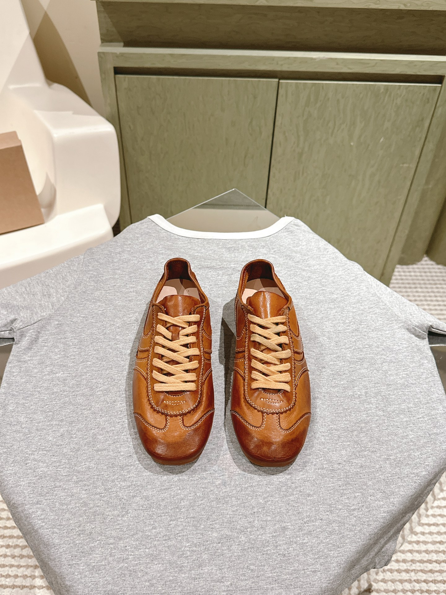 NO:476473,| 4 RENIAN niche brand new product washing horse leather old leather shoes, simple style, many internet celebrities have the same style!  The comfort level of the foot is 100%, and the worry-free style is essential for everyone!  The upper is made of imported water-washed horse leather!  The inner sheepskin, the original version is old-fashioned and one-to-one bottom!  Code number 35-4040 customized without return or exchange!  The counter synchronous gift box packaging!  ,leather shoes,sheepskin19860909| 4  RENIAN小众品牌新品水洗马皮做旧皮鞋个性简约风格众多网红上脚同款！上脚舒适度百分百,人手必备穿搭无忧款！ 鞋面选用进口水洗马皮材质！ 内里羊皮,原版做旧一比一大底！ 码数35-4040定制不退不换！ 专柜同步礼盒包装！,皮鞋,sheepskin,Women's Shoes