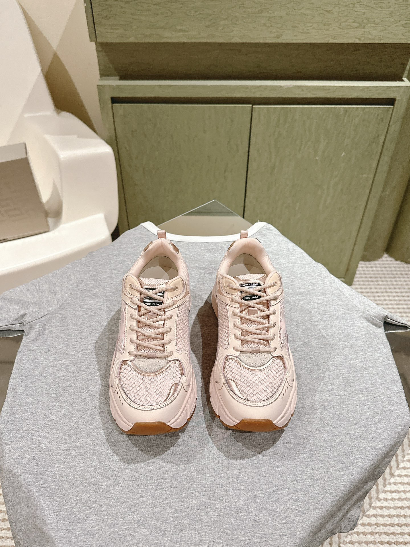 NO:476480,Couple style | 4 GDDB niche brand new trendy and comfortable sports shoes, brand elements, five-pointed star and as personalized as ever, the same style as major internet celebrities, must-have for everyone. Fabric material, soft-faced, cowhide, high-quality craftsmanship embroidered inner insoles, imported from Italy, sheepskin, outsole mold original TPU sole, very soft and comfortable Size women 35-39 (40 customized) men 39-45, dad shoes, sneakers, cowhide, sheepskin19860909情侣款 | 4  GDDB 小众品牌新款潮派的舒适运动鞋,品牌元素五角星和一如既往的个性化,各大网红明星同款,人手必备 面料材质 软面头层牛皮高定工艺刺绣内里鞋垫意大利进口羊皮 大底模具原版TPU大底 非常柔软舒适 Size女35-39（40订做）男39-45,老爹鞋,sneakers,cowhide,sheepskin,Women's Shoes