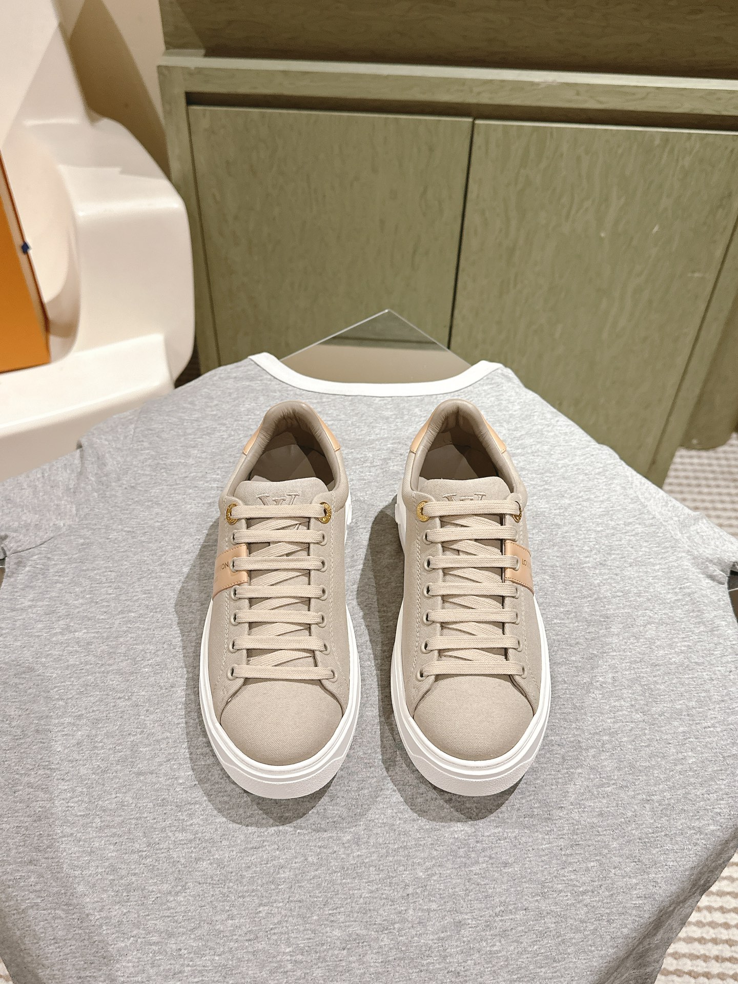 NO:476460,| 4 * Series Age-reducing versatile & low-top sneakers!  This LV Squad sneaker shows summer freshness with Monogram denim. The thickened elevated rubber outsole is lightweight. The LV Circle rubber patch with pair of laces, lacquered eyelets and tongue has rich details. Double laces, thickened elevated rubber outsole. The tongue is decorated with LV Circle rubber logo. Specific silk cowhide high-density canvas. Silk cowhide integrated molding process EVA footbed. Original 5 sets of molds. Handmade IP combination TPU outsole. Size35-41 40 41 customized!  Full set of simultaneous gift boxes for counters!  , casual shoes / sneakers , louis vuitton , sneakers , cowhide19860909| 4  * 系列 减龄百搭&低帮运动鞋！ 本款LV Squad 运动鞋以 Monogram 牛仔布展露夏日清新.加厚凸纹橡胶外底不失轻盈,双鞋带、漆光孔眼和鞋舌的 LV Circle 橡胶贴饰丰富细节 双鞋带 加厚凸纹橡胶外底 鞋舌饰有 LV Circle 橡胶标识 特定丝绸牛皮高密度帆布 丝绸牛皮一体成型工艺EVA垫脚 原版5套模具手工IP组合TPU大底 Size35-41 40 41定制！ 全套专柜同步礼盒包装！,休闲鞋/运动鞋,louis vuitton,sneakers,cowhide,Women's Shoes