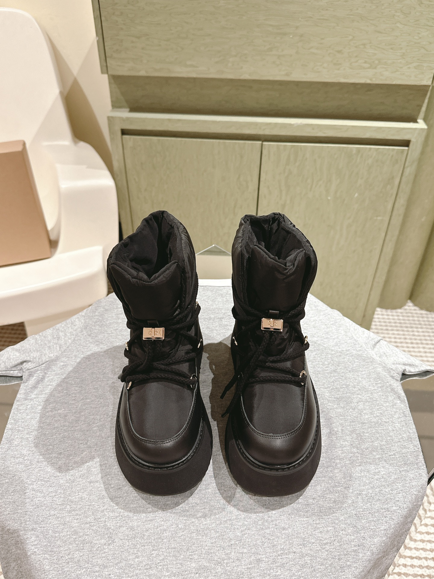 NO:476407,INUIKII trendy down boots | 4 new counters synchronized winter thick-soled boots. This sponge cake thick-soled boots are very popular this year. They are super cool (increased) and have a strong personality when worn.  Trendy styles bomb the streets!  The same style as major internet celebrities!  Hot style: imported down cowhide surface, thick sole, with logo, anti-slip sole, this shoe is very comfortable on the feet, and the foot feels great. The sole is 4.5cm thick, size 35-40, 40 customized!  Full set of simultaneous gift boxes for counters!  ,boots,boots,down jacket,cowhide19860909INUIKII潮牌羽绒靴| 4 新款专柜同步冬季厚底靴,这款松糕厚底靴今年非常爆,穿上（增高）超酷个性非常强！潮派炸街！各大网红明星同款！爆款 面料进口羽绒牛皮面 厚底松糕,带logo 防滑鞋底,这款鞋子上脚非常舒服,脚感很棒 底厚4.5cm 码数35-40 40定制！ 全套专柜同步礼盒包装！,靴子,boots,down jacket,cowhide,Women's Shoes