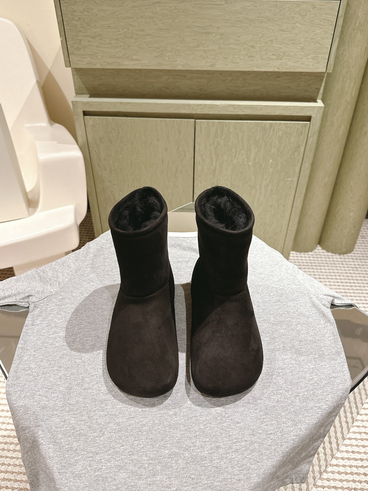 NO:496246,| 4 The latest wool integrated snow boots of the same style as Luo Yiwei LOEWE star!  The texture is super Nice, a high-end product with the foot, and the original one-to-one wool is integrated, which is very comfortable to wear. Big head design Size: 35-40 Full set of counter synchronous gift box packaging!  ,boots,loewe,loewe,boots19860909| 4  罗意威LOEWE明星同款最新羊毛一体雪地靴！质感超级奈斯,上脚一个高端产品,选用原版一比一羊毛一体,上脚非常舒适 大头的设计 Size: 35-40 全套专柜同步礼盒包装！,靴子,loewe,loewe,boots,Women's Shoes