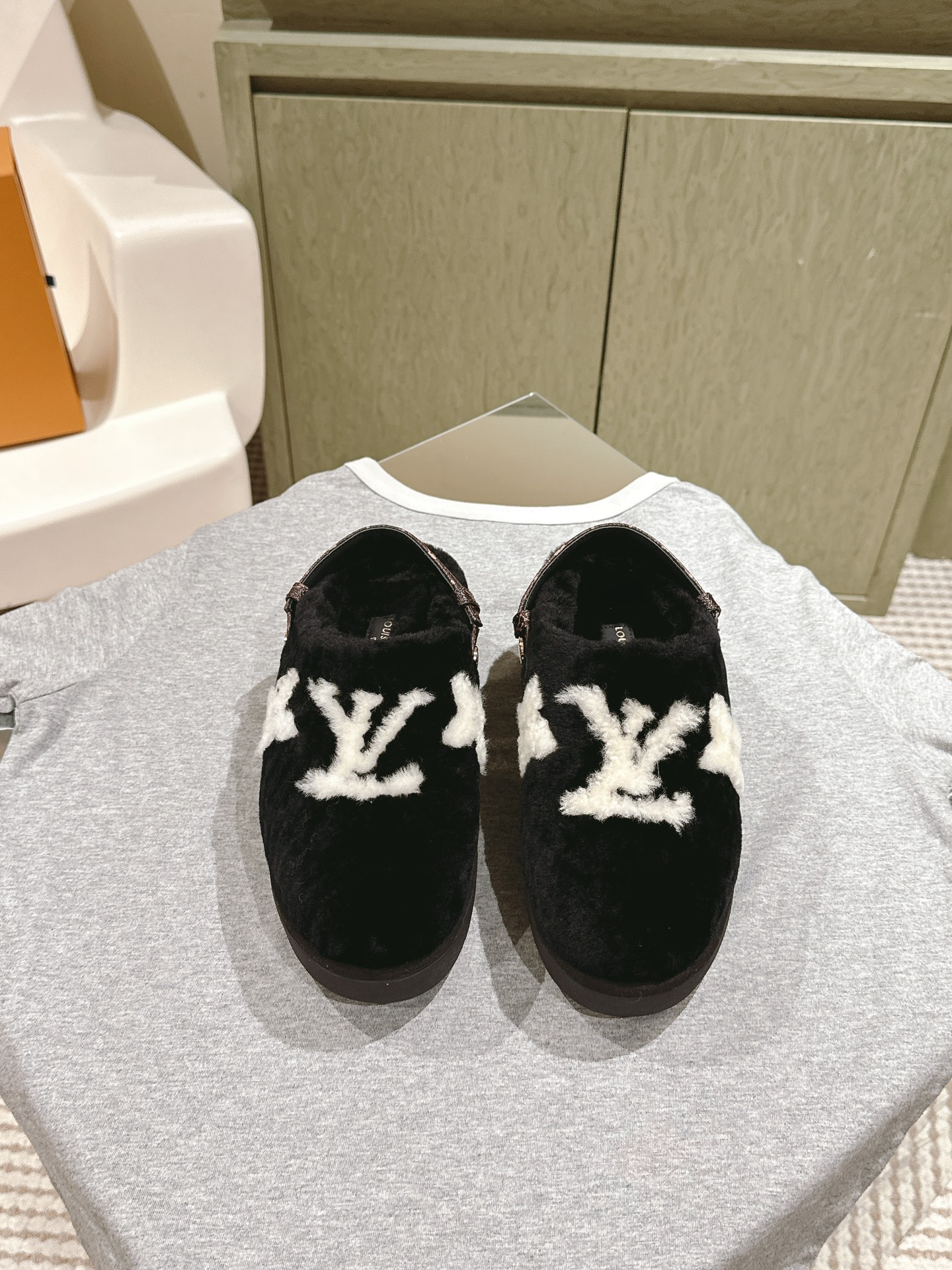 NO:476413,Top quality | 4 louis vuitton ss24 new arrival ~ L family autumn and winter | new flat wool slippers Super comfortable lv double straps Simple and casual Fashionable and stylish, lazy and high-end, no one of the most comfortable slippers. They look good and stylish on their feet, absolutely. Upper Inner Footpad Full wool Size: 35-39 (40 41 custom made without return), fur shoes, louis vuitton, louis vuitton, louis vuitton, slippers19860909顶级品质| 4  louis vuitton ss24 new arrival～ L家秋冬｜平底羊毛拖鞋新品 超舒适的lv双带毛拖 简约随性 时髦有范, 慵懒又不乏高级感,最舒适的拖鞋没有之一 随意上脚都好看有型,绝绝子 鞋面 内里 垫脚 全羊毛 Size: 35-39（40 41订做不退换）,毛毛鞋,louis vuitton,louis vuitton,louis vuitton,slippers,Women's Shoes