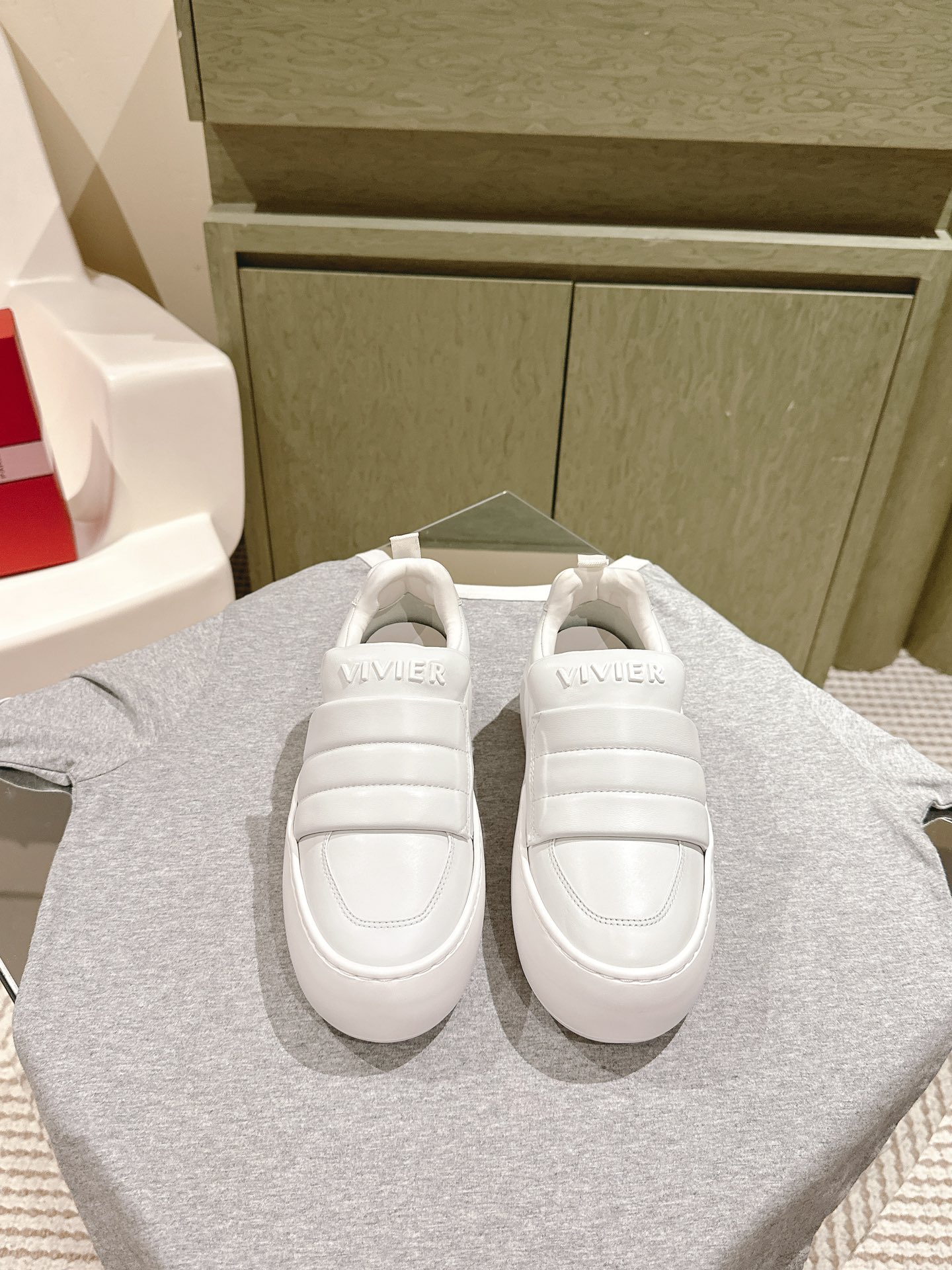 NO:476396,| 4 new counter bread shoes viv skate series side diamond buckle small white shoes top-level new ★★★★★ Recognize the top-level purchase level!  Production from a Taiwanese-funded factory!  Diamond buckle decoration is exquisite and fashionable, versatile single product Customized upper full grain cowhide shiny Swarovski rhinestone square buckle Inner: Sheepskin inner lining + footbed sheepskin Outsole Original mold-opening logo outsole Shoe size: 35-39 (34 40 Customized non-return and exchange) Delivery luxury latest counter synchronous packaging, casual shoes/sports shoes, sneakers, cowhide, sheepskin19860909| 4  专柜新款面包鞋viv skate系列侧方钻扣小白鞋顶级上新 ★★★★★ 认准代购级别顶货！台资工厂出品！钻扣装饰精致时髦,百搭单品 鞋面定制全粒面牛皮闪亮施华洛水钻方扣 内里: 羊皮内里+垫脚羊皮 大底原版开模防滑logo大底 鞋码: 35-39（34 40 定制不退换） 配送豪华最新专柜同步包装,休闲鞋/运动鞋,sneakers,cowhide,sheepskin,Women's Shoes